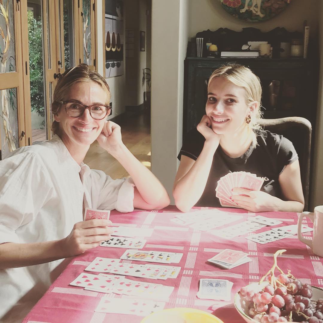 Sobrinha de Julia Roberts muda de visual (e fica parecida à tia). Veja a nova cor de cabelo de Emma Roberts