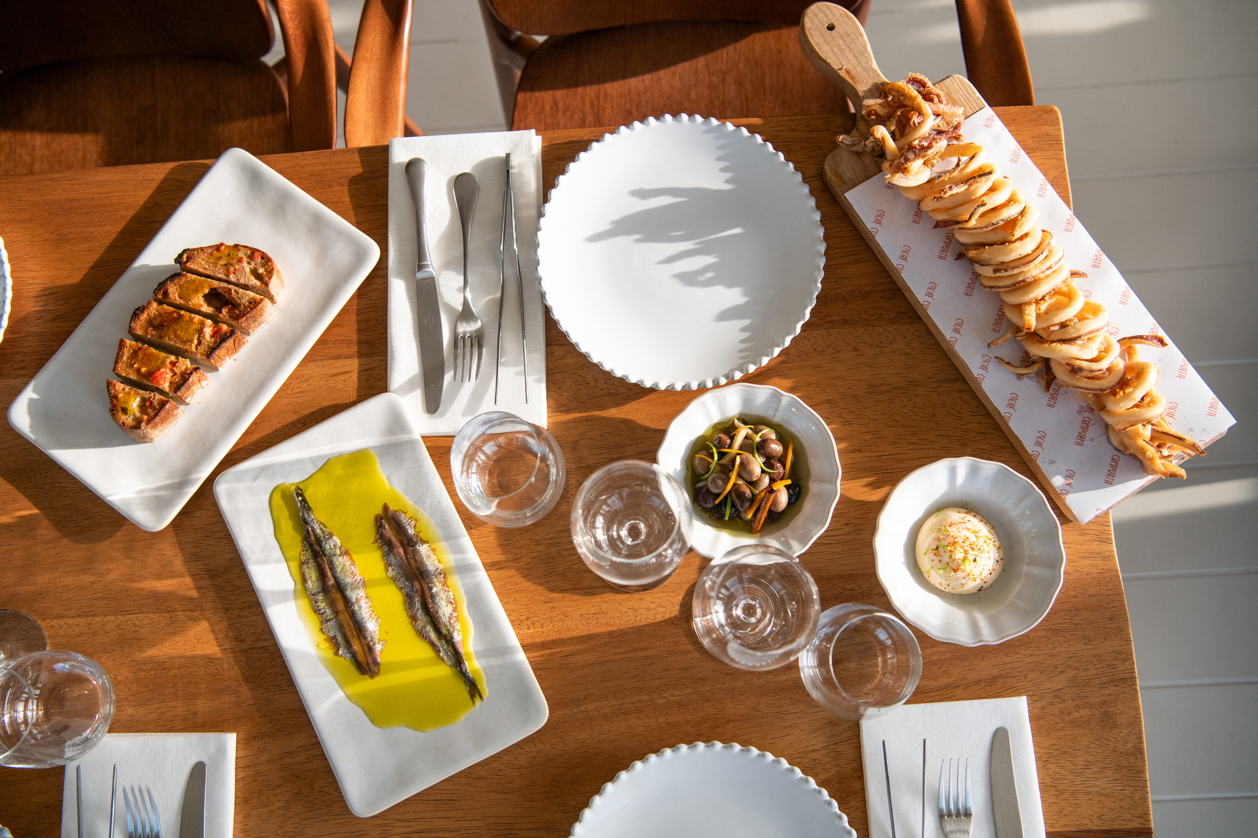 Caché Comporta. O novo restaurante junto à praia que une mar, fogo e autenticidade com propostas de babar