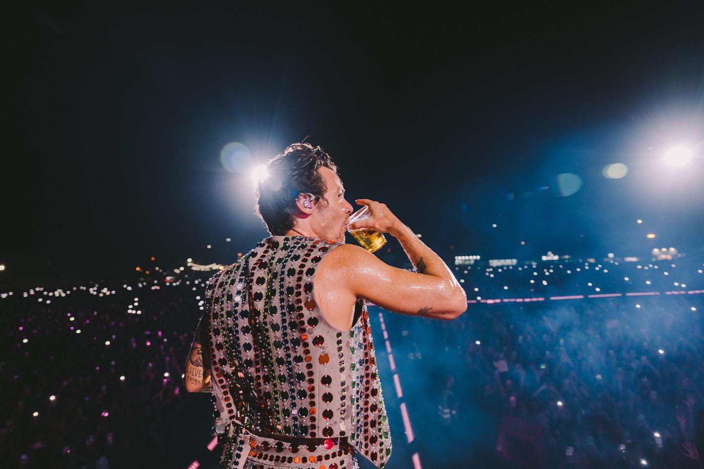 Em Lisboa, Harry Styles bebeu um penálti de cerveja e ajudou uma fã a assumir a sua orientação sexual