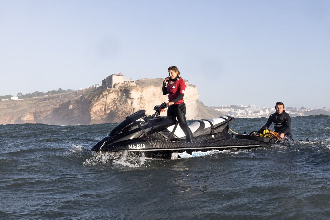 Surfista Maya Gabeira sofre acidente nas ondas gigantes da Nazaré — e não é a primeira vez