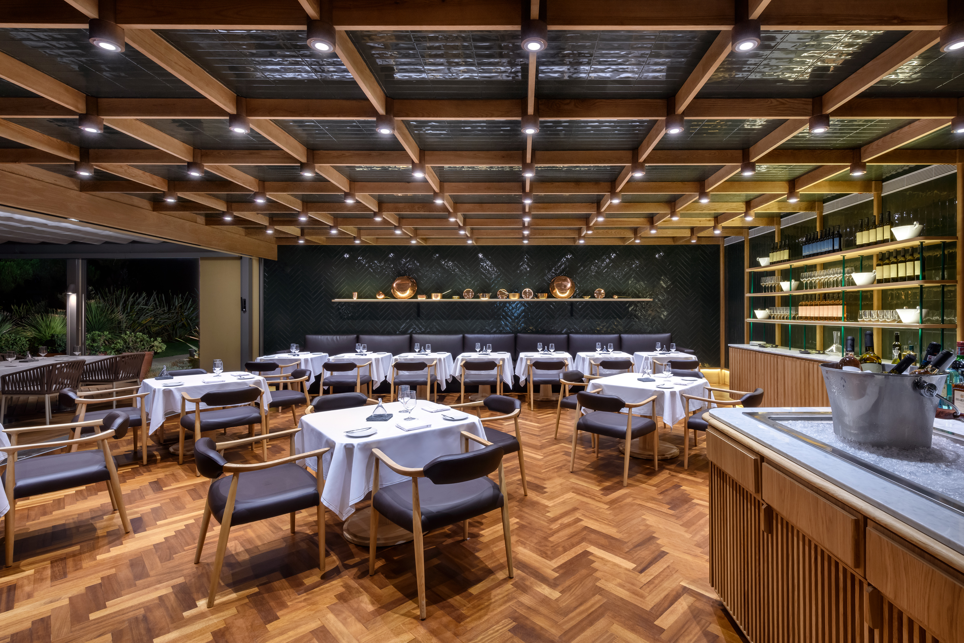 Não desconfie dos restaurantes de hotéis e conheça o Lima — e prove os profiteroles