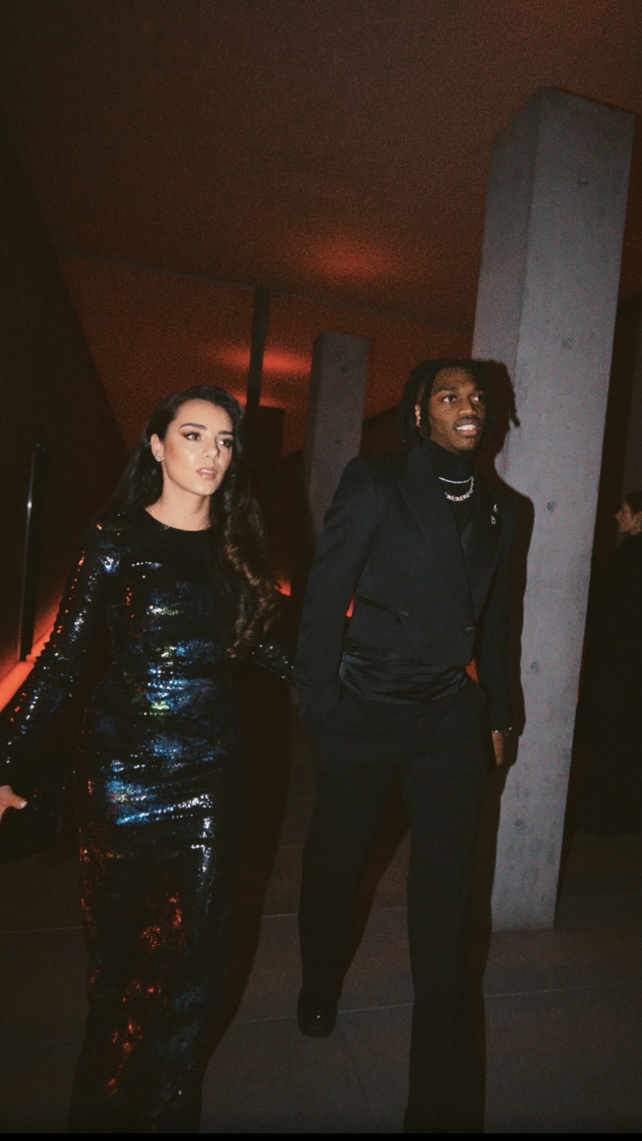 Pai de gémeos há 3 meses, Rafael Leão surge pela primeira vez em público com a nova namorada