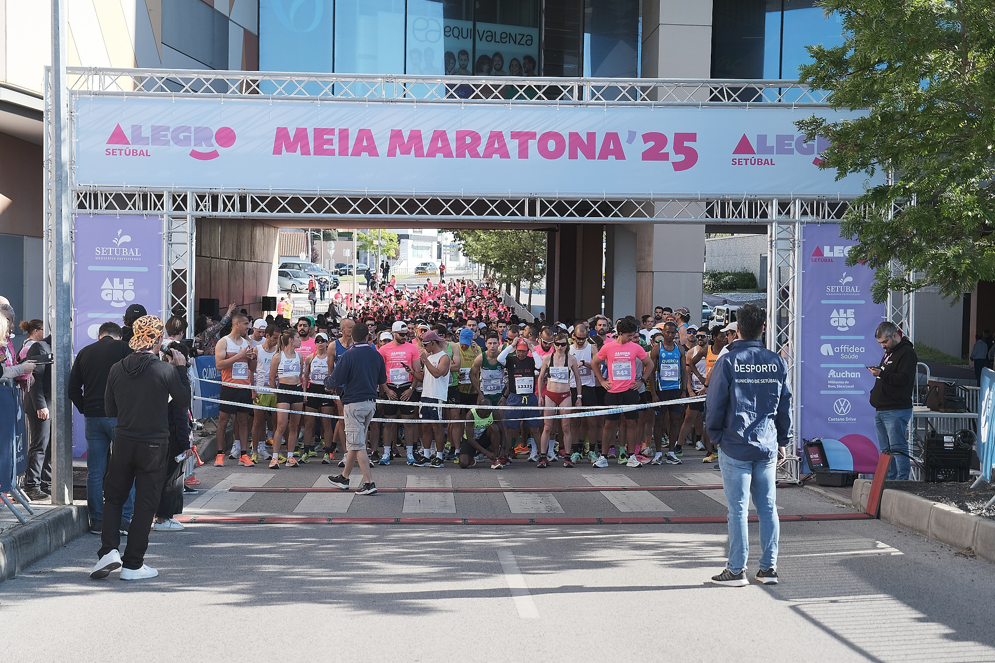 Quase 2 mil pessoas encheram ruas de Setúbal de desporto. Atletas, crianças, famílias e até cães foram as estrelas