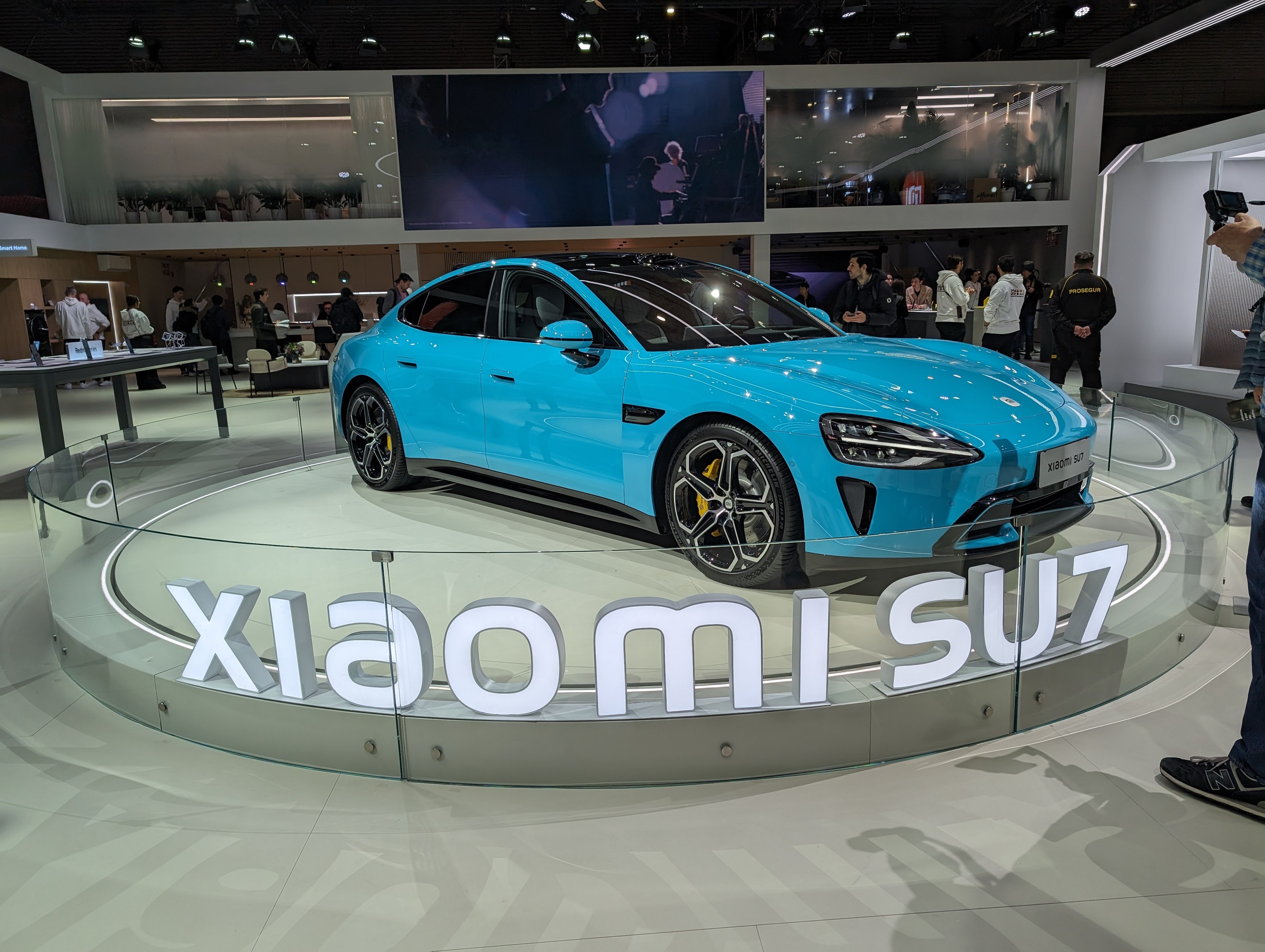 Xiaomi a circular na estrada no dia 28 de março com o seu automóvel elétrico SU7