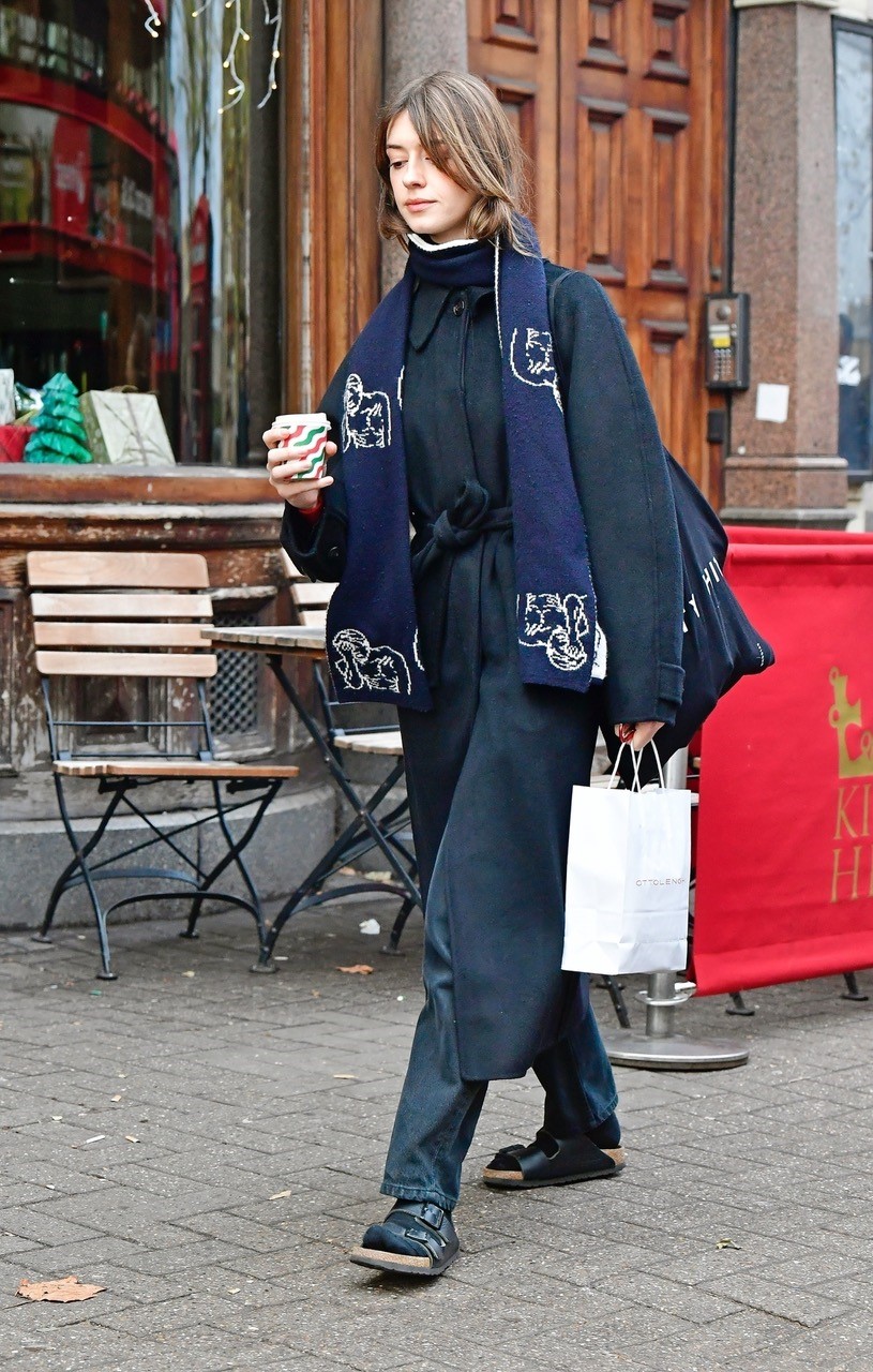 Daisy Edgar-Jones usou este sobretudo da Mango e já esgotou. Veja 9 opções parecidas