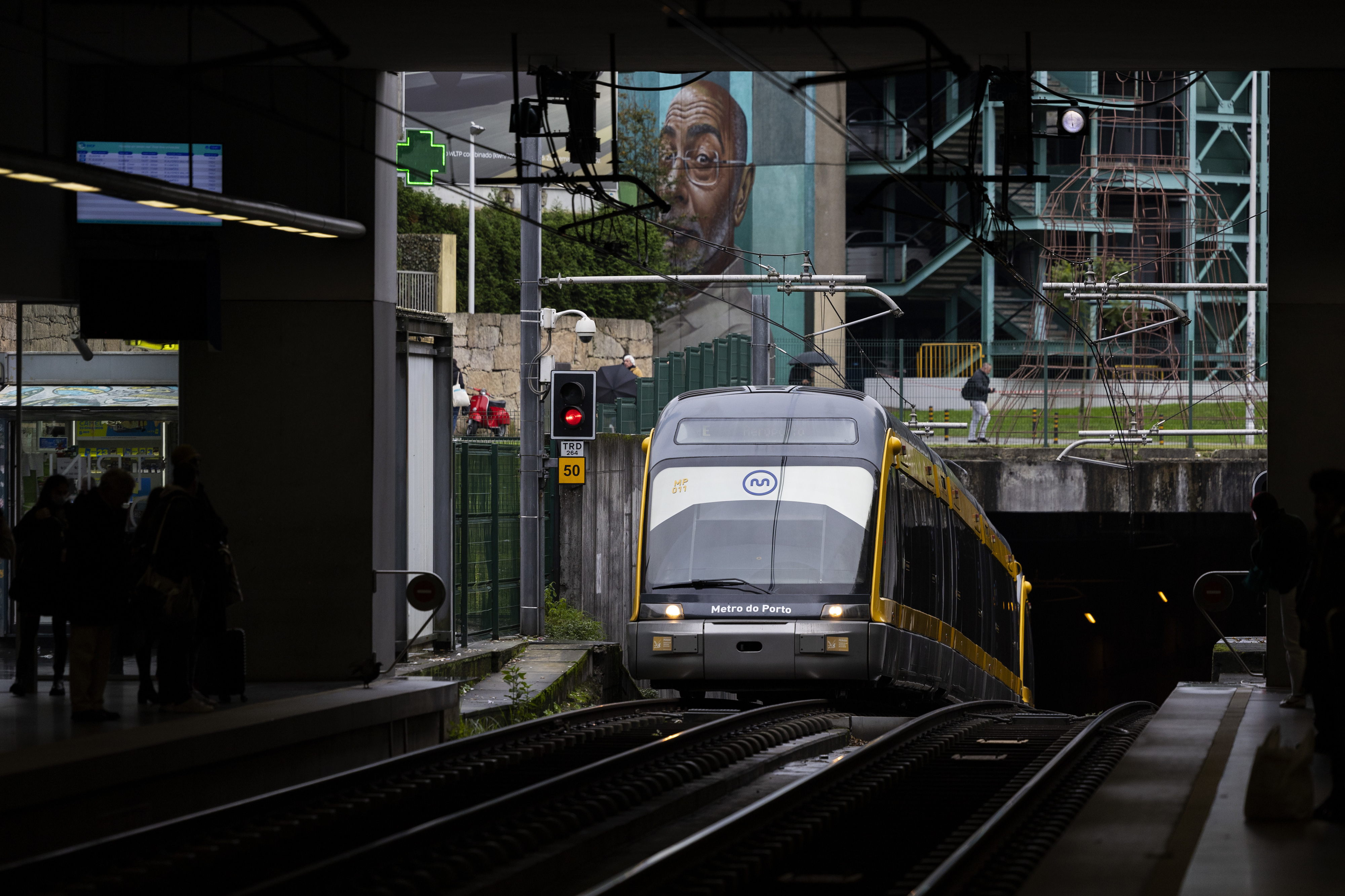 Metro do Porto sem serviço entre Trindade e Santo Ovídio até às 13:00 de domingo