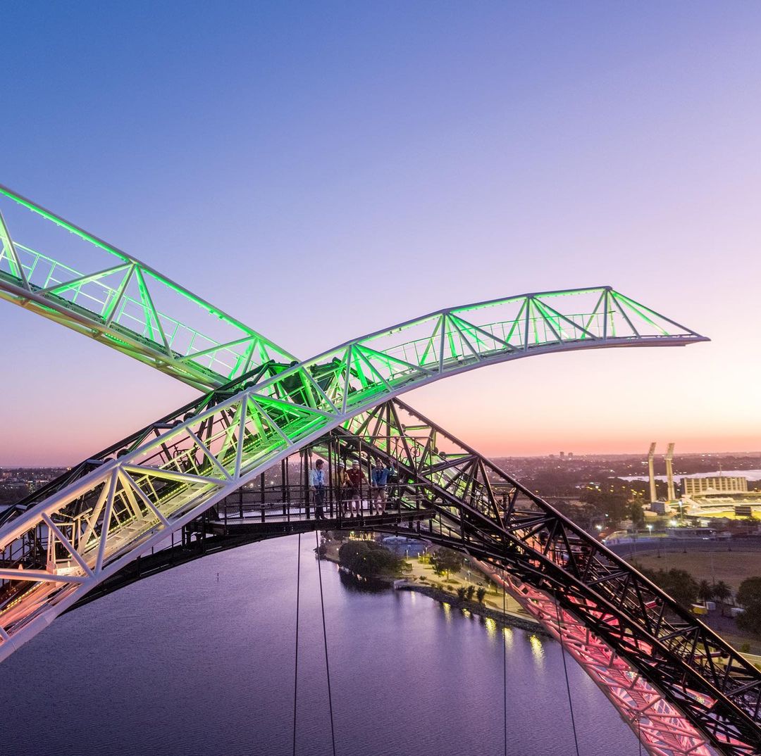 Faça chuva ou faça sol, nada o impede de subir ou fazer slide nesta ponte a 72 metros de altura