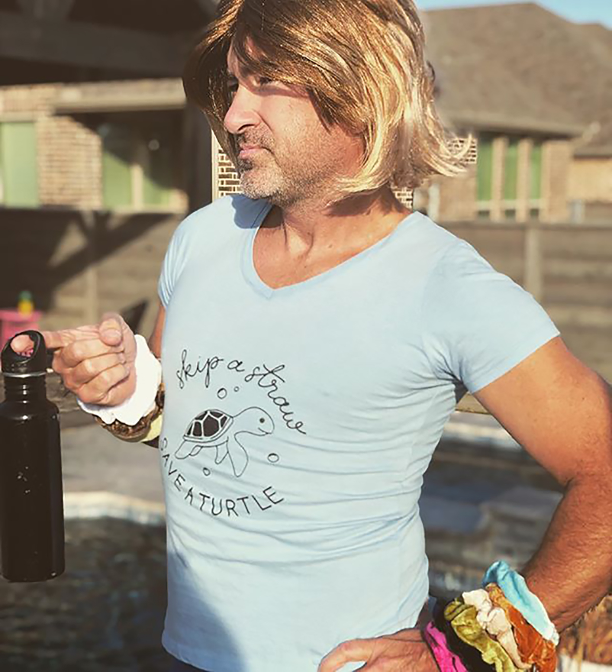 Pai castigou a filha de forma original: tomou conta do seu Instagram e TikTok por 2 semanas. E foi uma vergonha