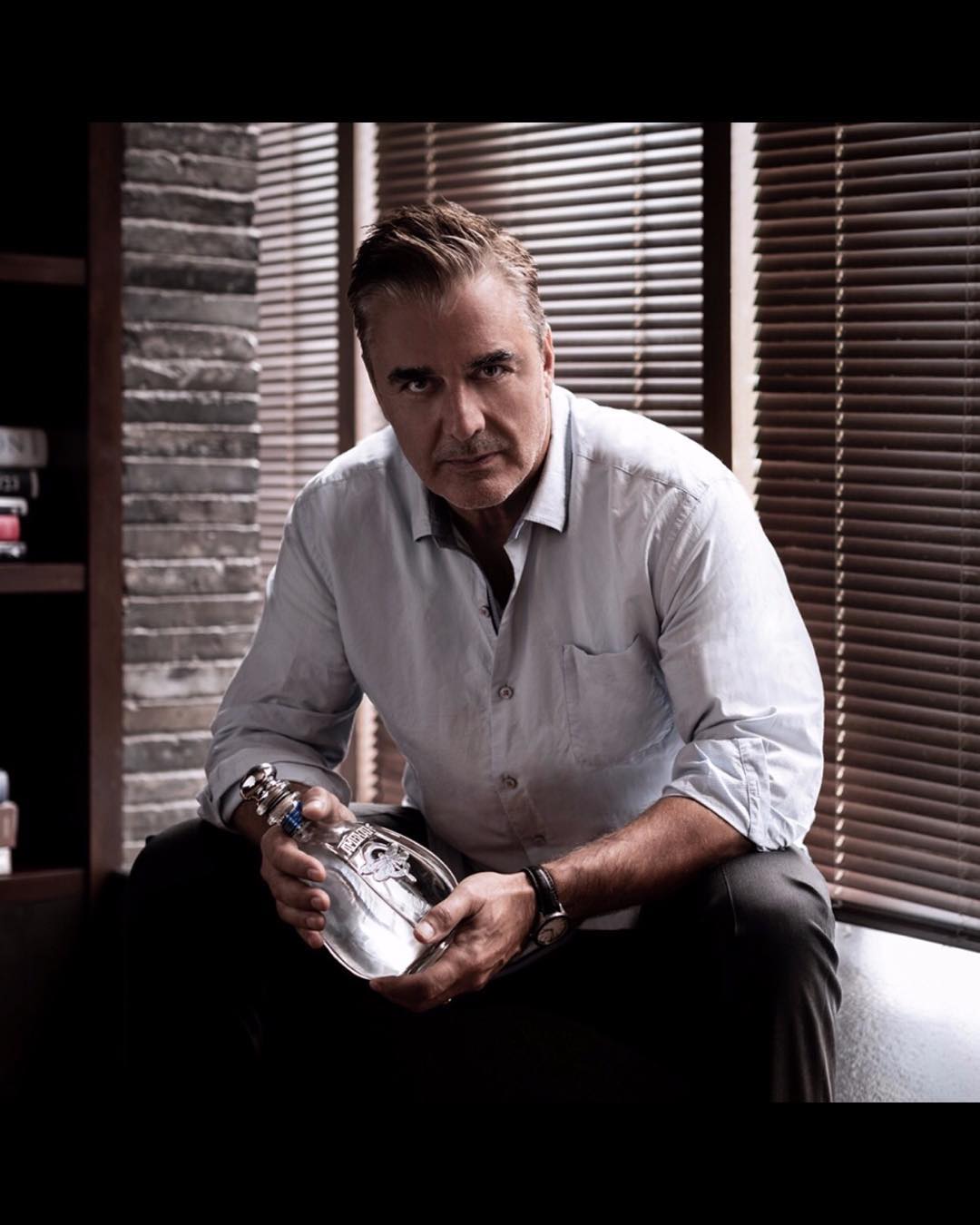 Chris Noth é despedido de agência e apagado de anúncio após acusações de agressão sexual