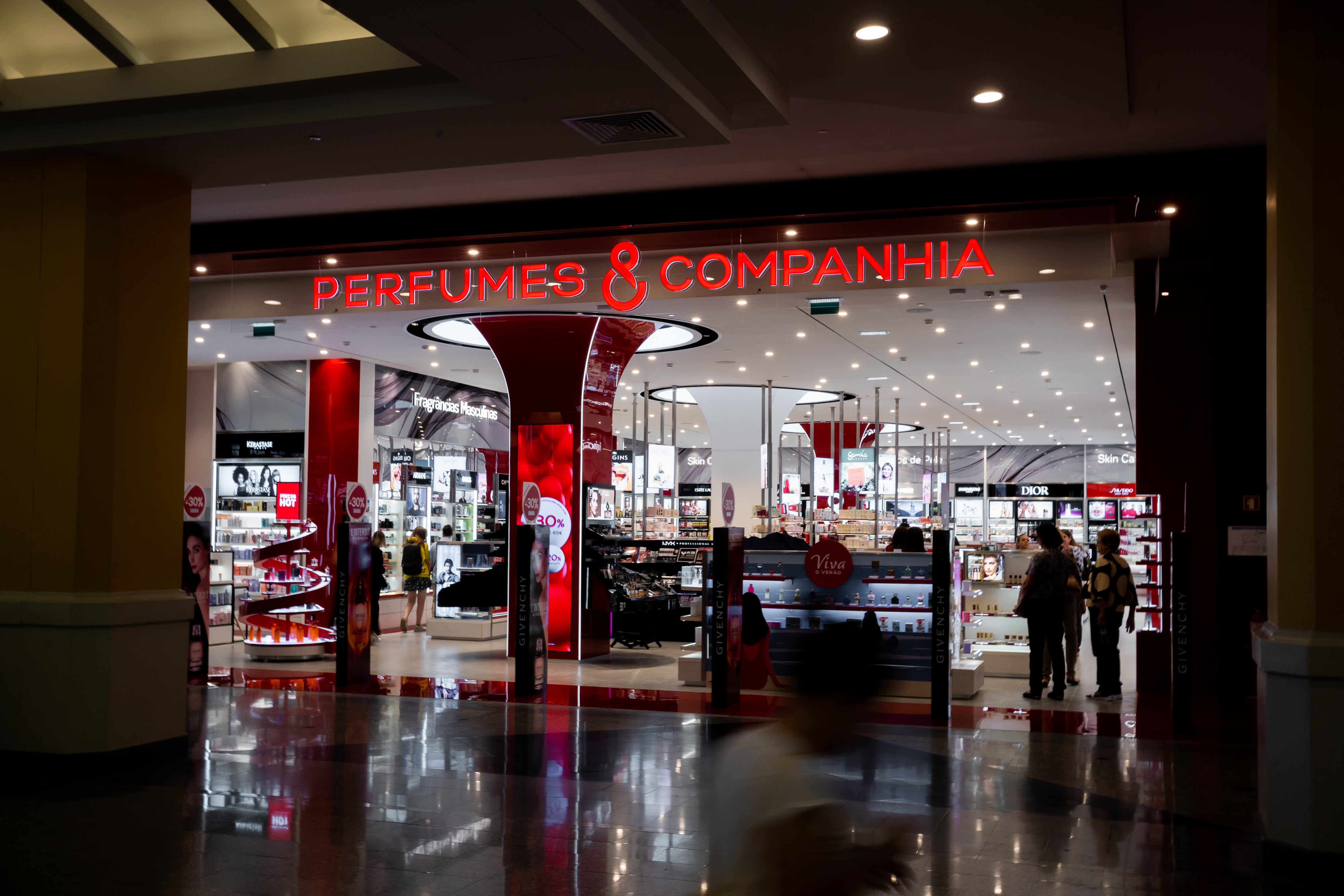 Já abriu a renovada Perfumes & Companhia do Colombo. Do serviço de cabeleireiro às novas marcas, conheça as novidades