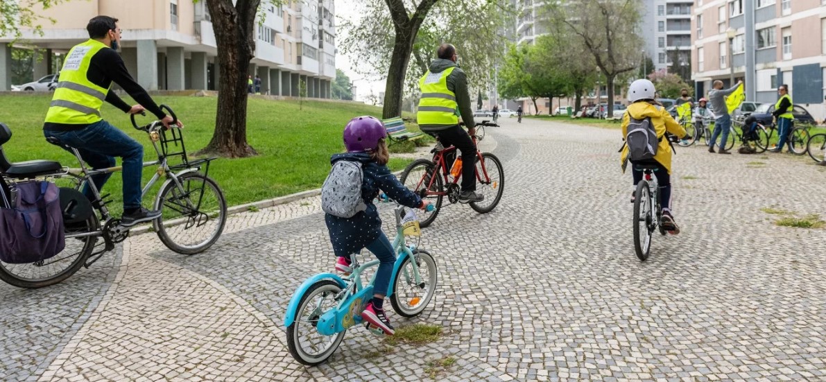 Sempre teve medo de deixar o seu filho ir para a escola de bicicleta? Esta iniciativa resolve