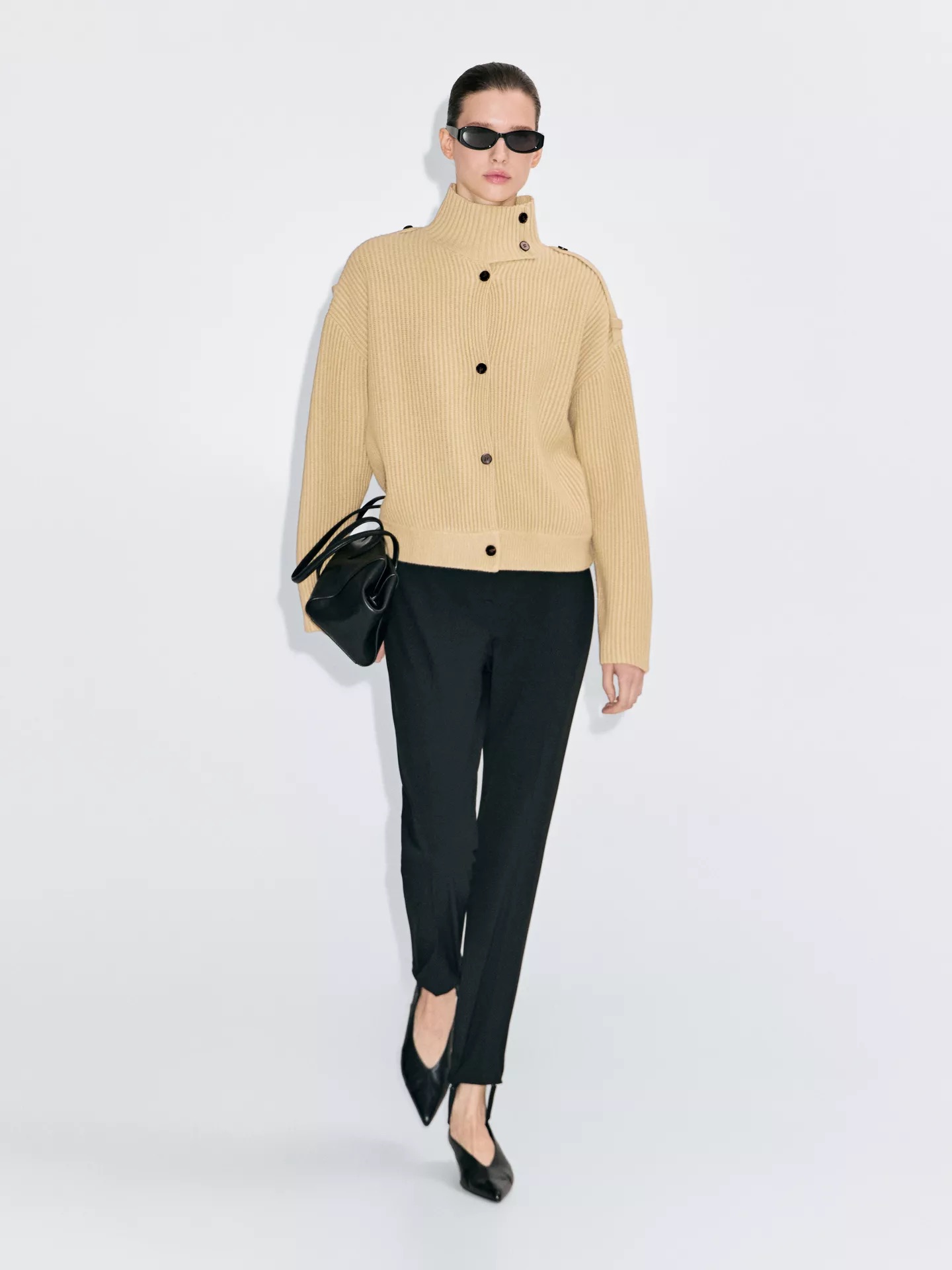 Este casaco de malha está viral no TikTok e pisca o olho às tendências do momento. Descubra de onde é