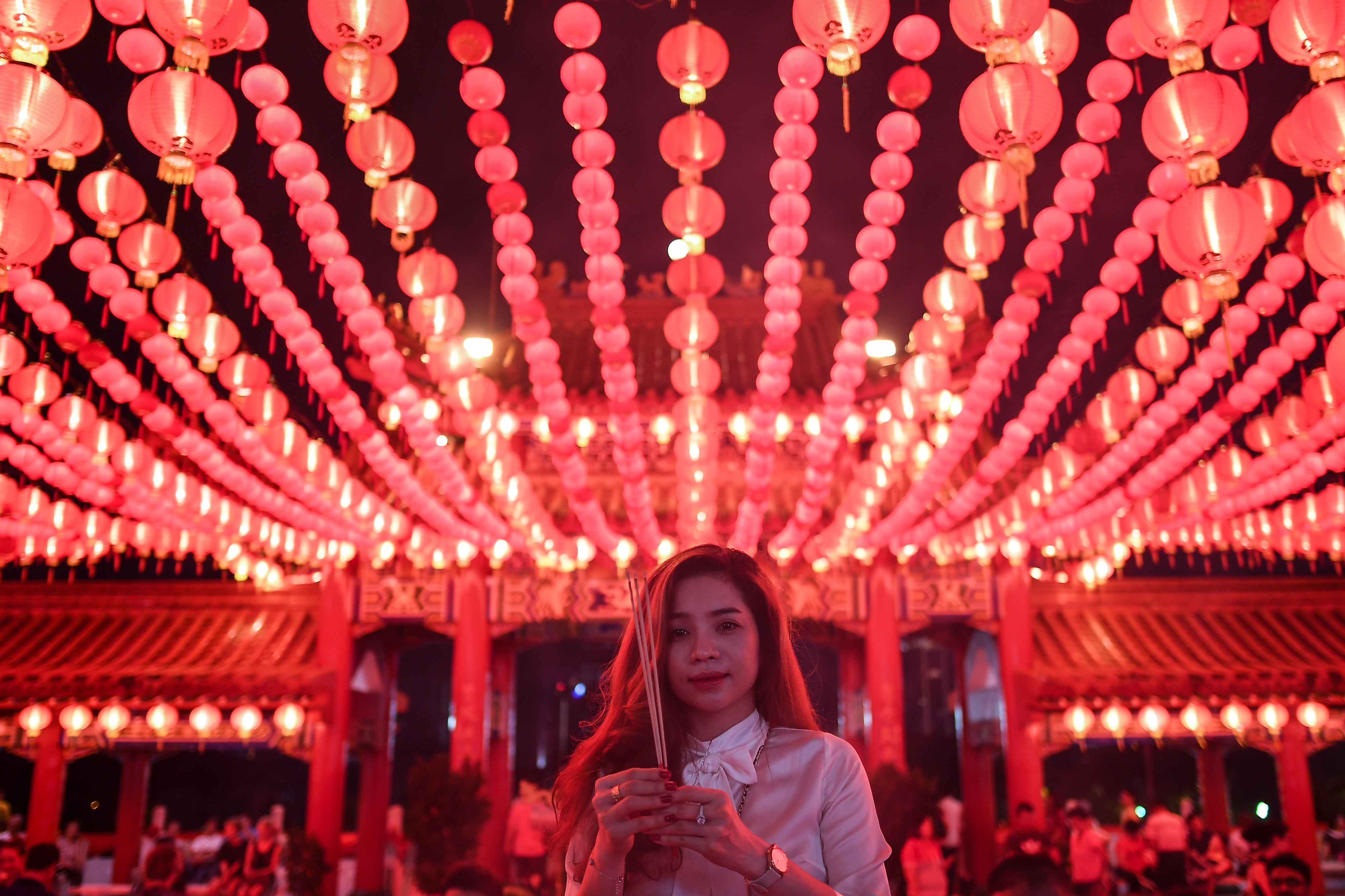 Звезды в китае новое шоу. Китайский храм Тянь Хоу Куала Лумпур. Китайский новый год в Куала Лумпуре. Китайский новый год фото. Китай люди новый год.