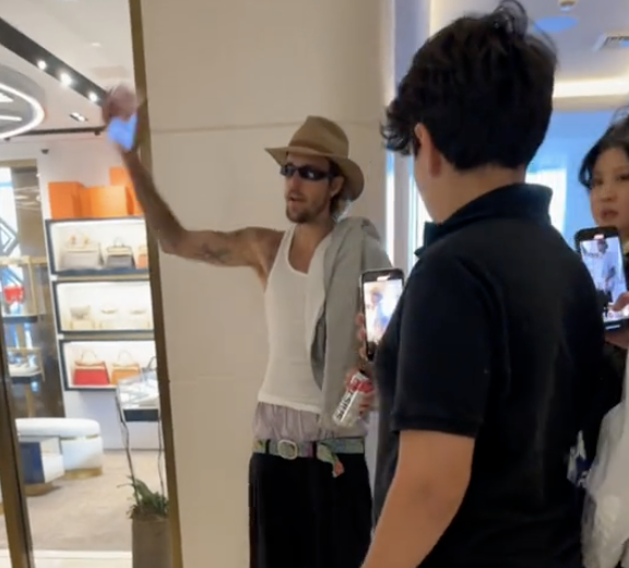 Justin Bieber passa-se com grupo de fãs e expulsa-os de hotel. Veja o vídeo que se tornou viral no TikTok