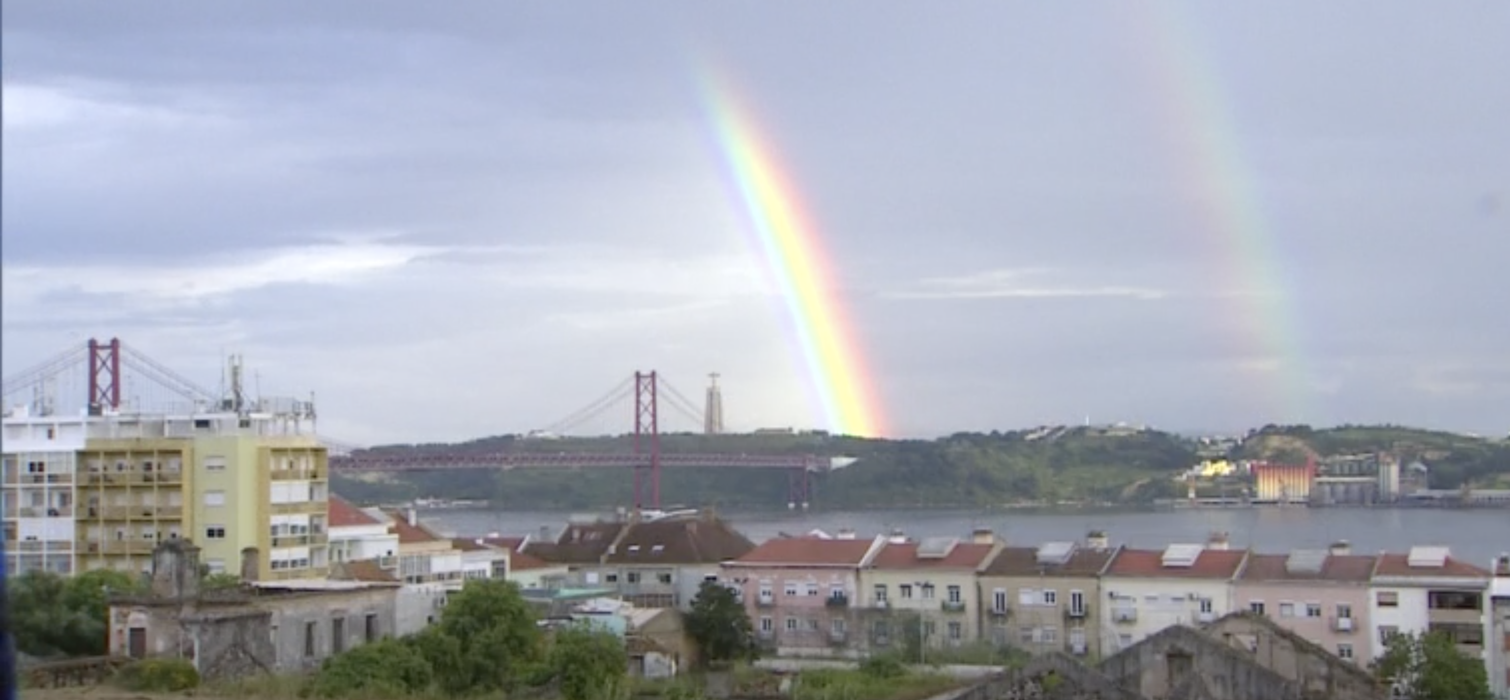 O inacreditável arco-íris que cresceu sobre o Cristo Rei como quem nos diz: “Vai ficar tudo bem”