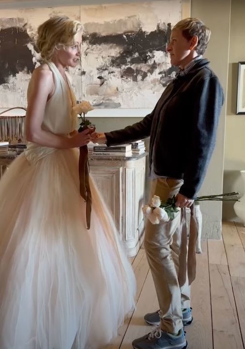 Ellen DeGeneres renova votos de casamento com Portia de Rossi em festa surpresa. Veja o vídeo
