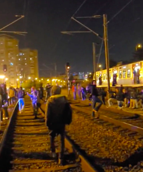 Passageiros sem conseguirem respirar e saltos para os carris. Veja as imagens do comboio da CP sobrelotado