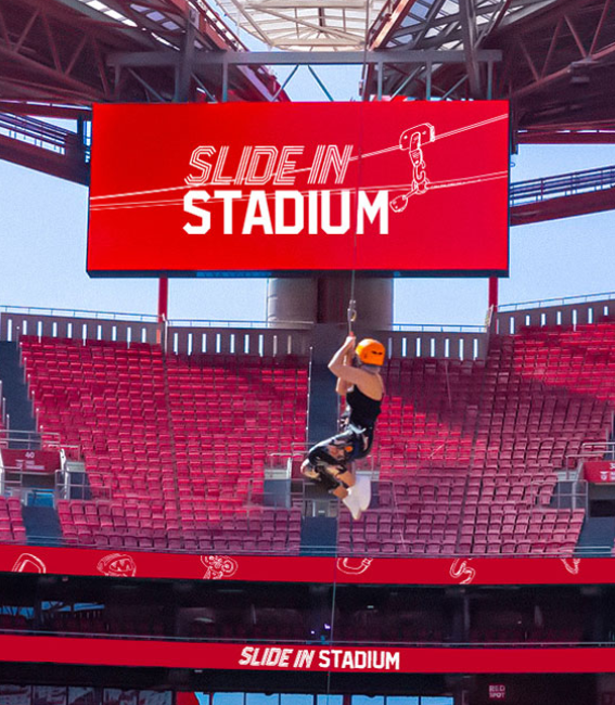 É possível fazer slide em pleno Estádio da Luz. Saiba quanto custa a experiência