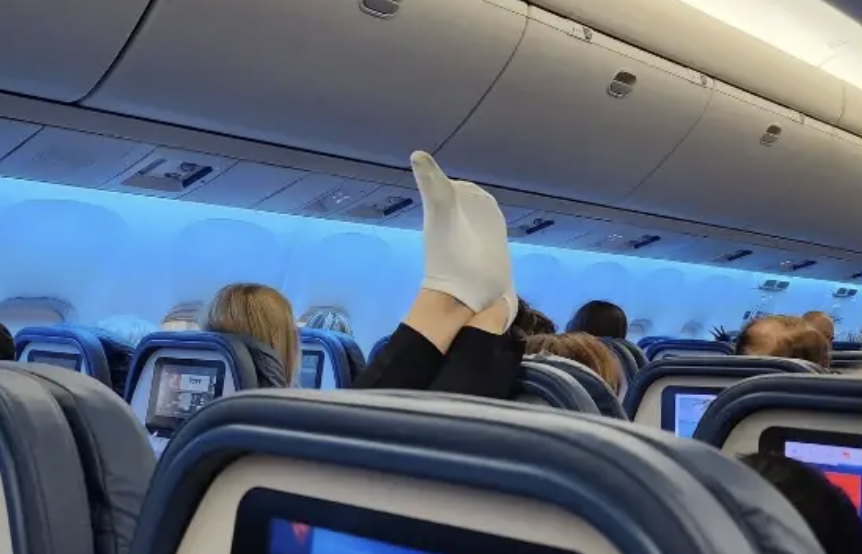 Passageiro diz como se vingou da mulher que ia com os pés malcheirosos por baixo do seu banco no avião