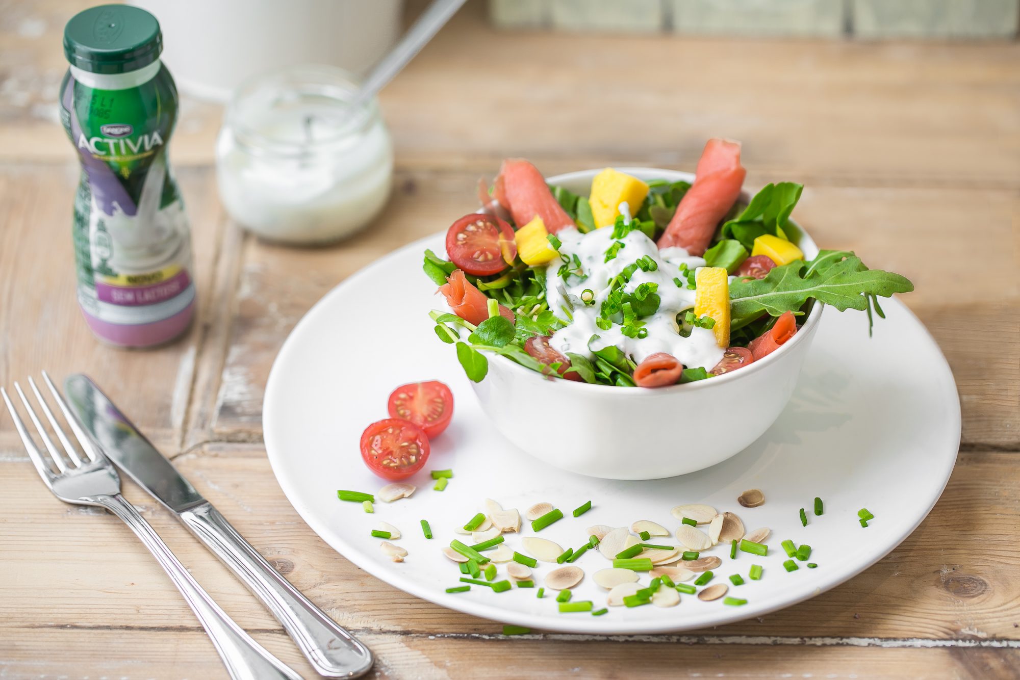 Receita rápida: como preparar uma taça de salmão fumado com molho de iogurte (sem lactose)