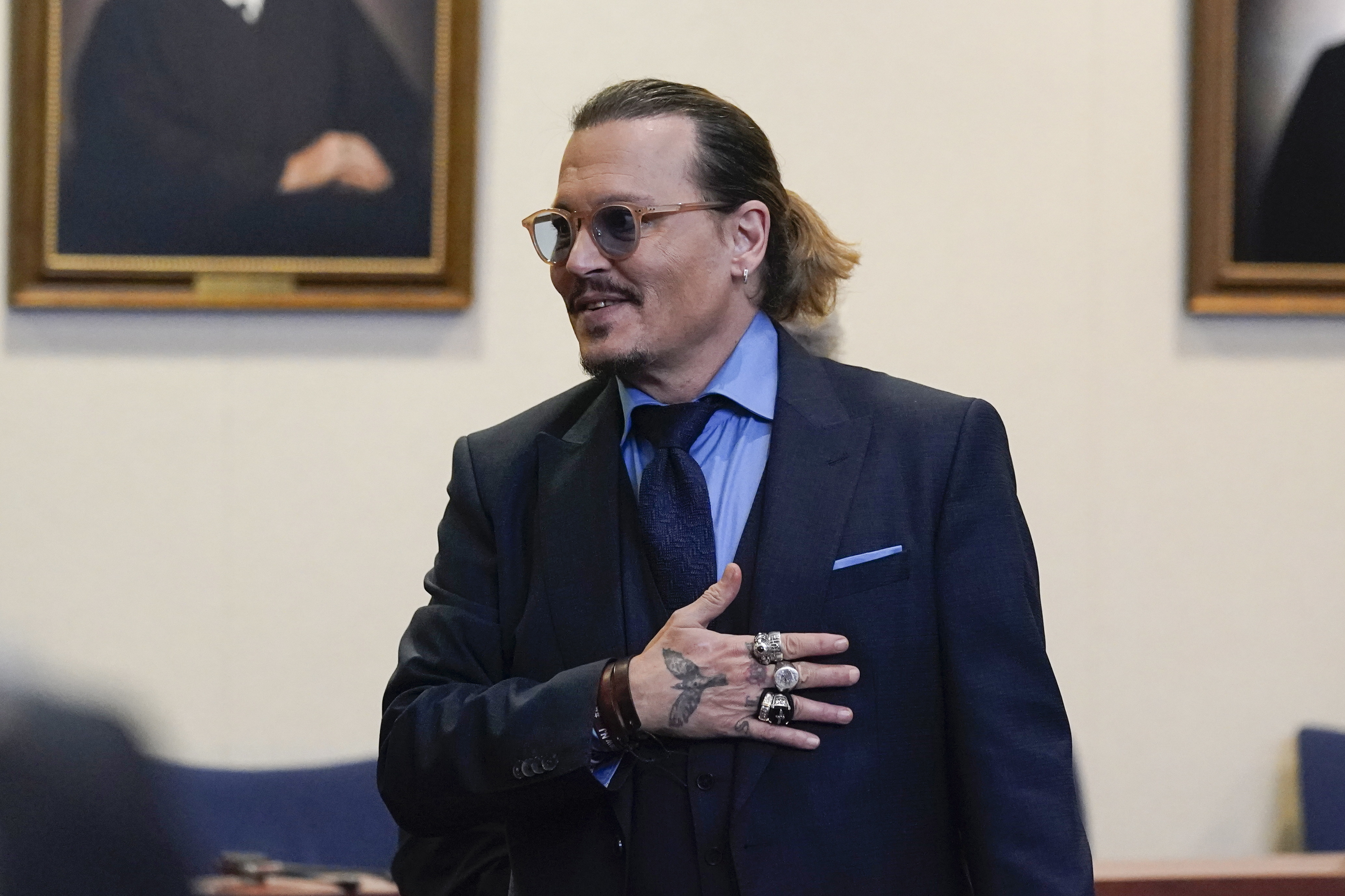 Jurados no caso Depp-Heard continuam deliberações após pergunta à