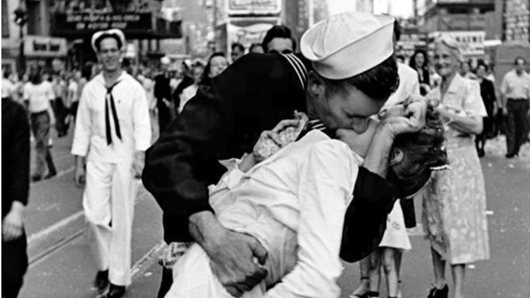 Morreu George Mendonsa, o marinheiro da icónica fotografia do fim da Segunda Guerra Mundial