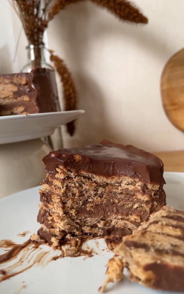 Este bolo de chocolate não precisa de ir ao forno e leva apenas 4 ingredientes