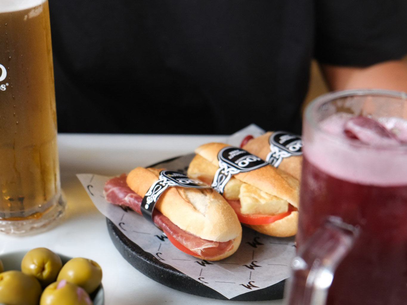 Duas cervejas pelo preço de uma e sandes grátis. 100 Montaditos abre nova loja na área de Lisboa