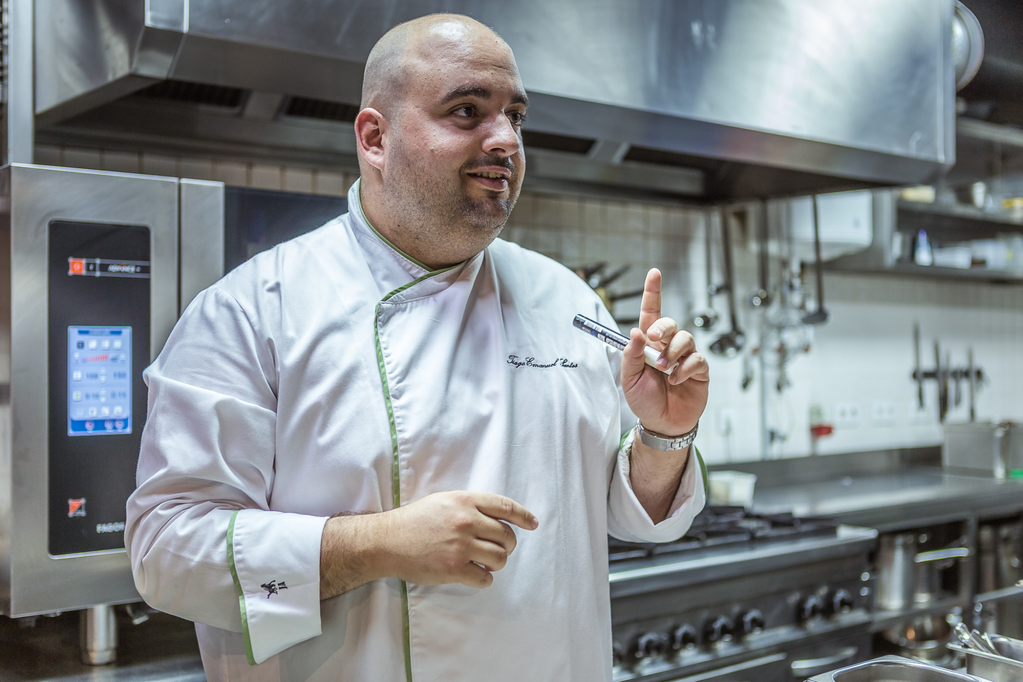 Chef dá 11 dicas fáceis e surpreendentes para cozinhar em casa como um profissional.
