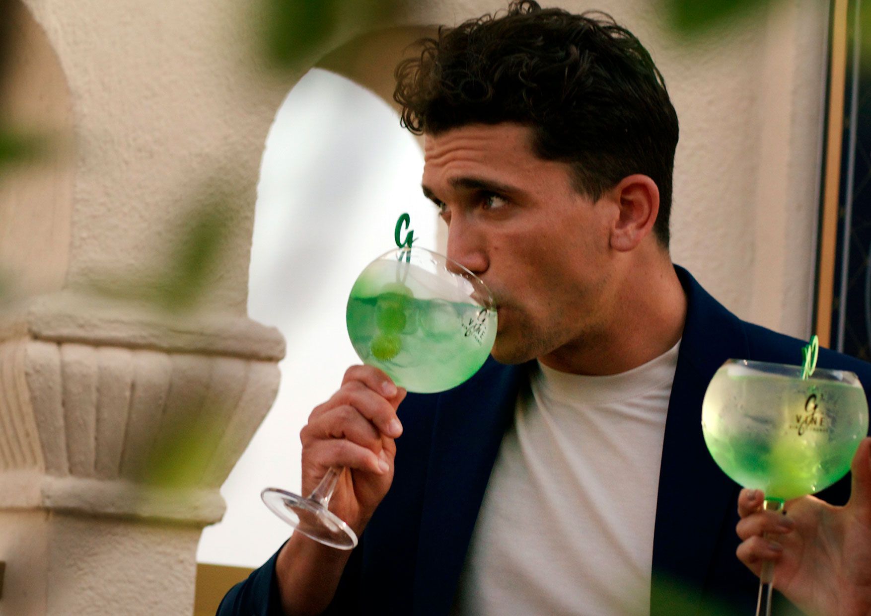 Há um novo gin criado pelo Denver de “La Casa de Papel” — e é inspirado na infância do ator