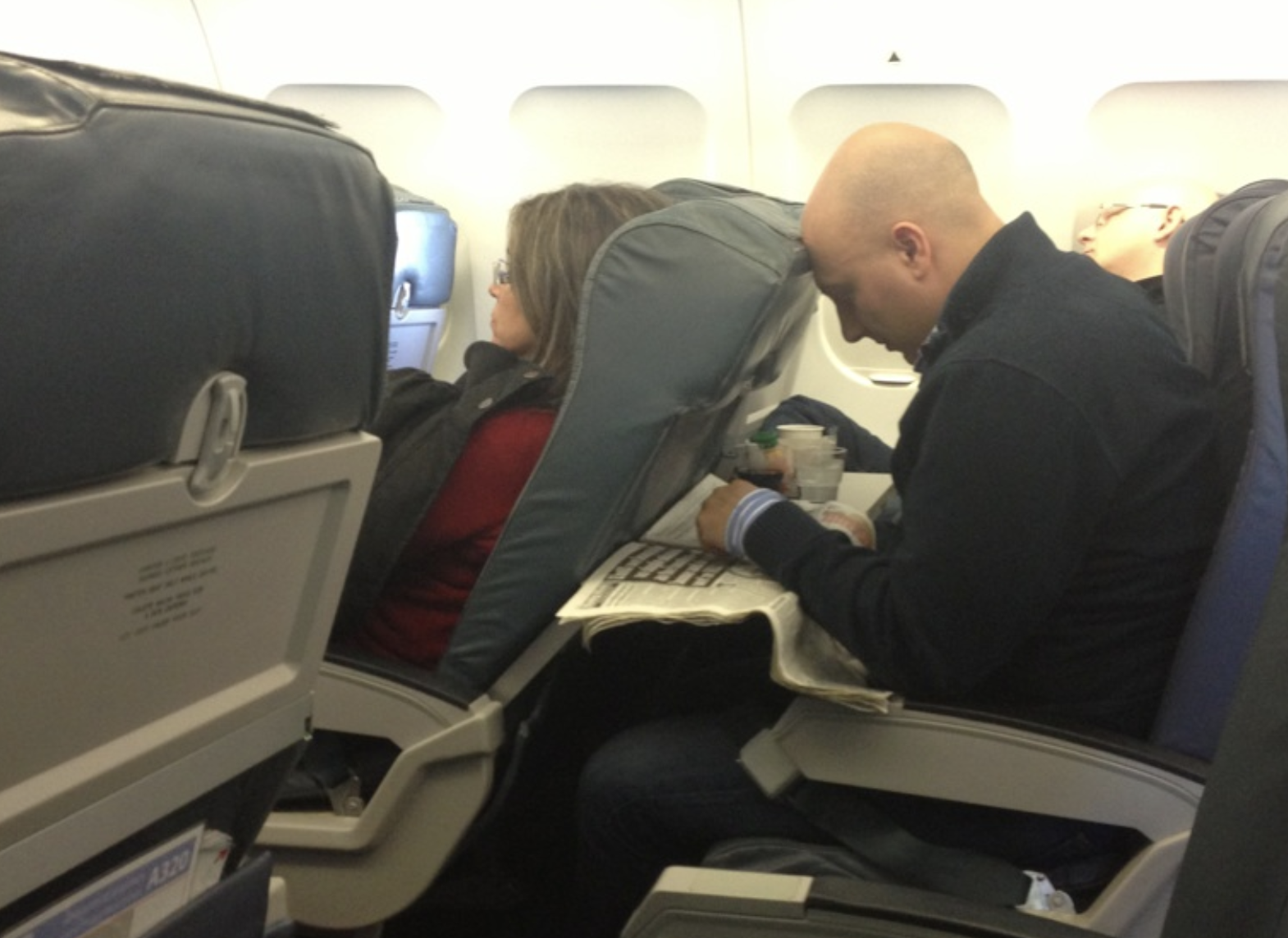 Tiktoker inventa solução genial para impedir que o passageiro da frente do avião recline a cadeira para cima de si