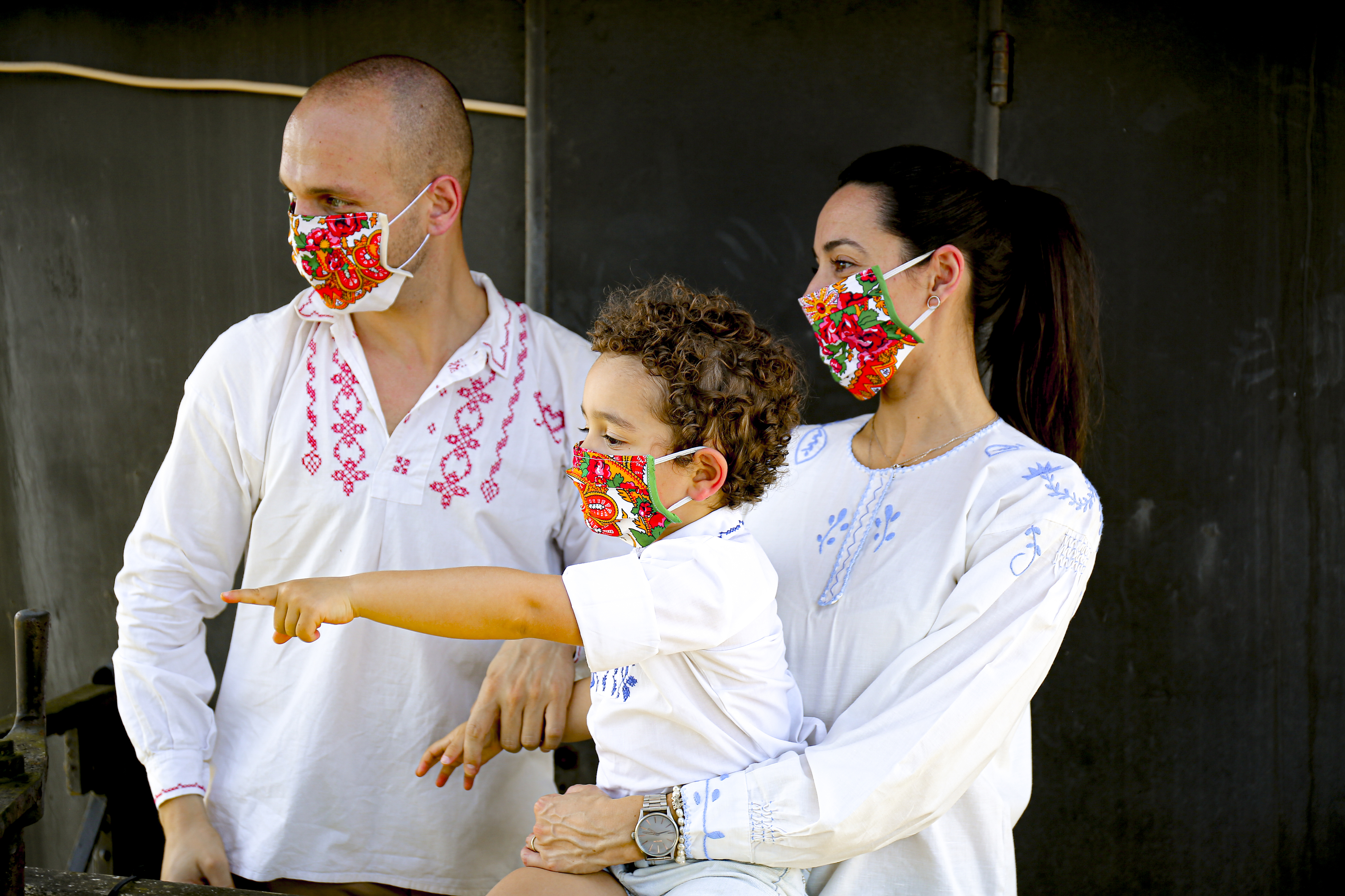 Ficaram desempregadas. Agora, transformam lenços minhotos em máscaras