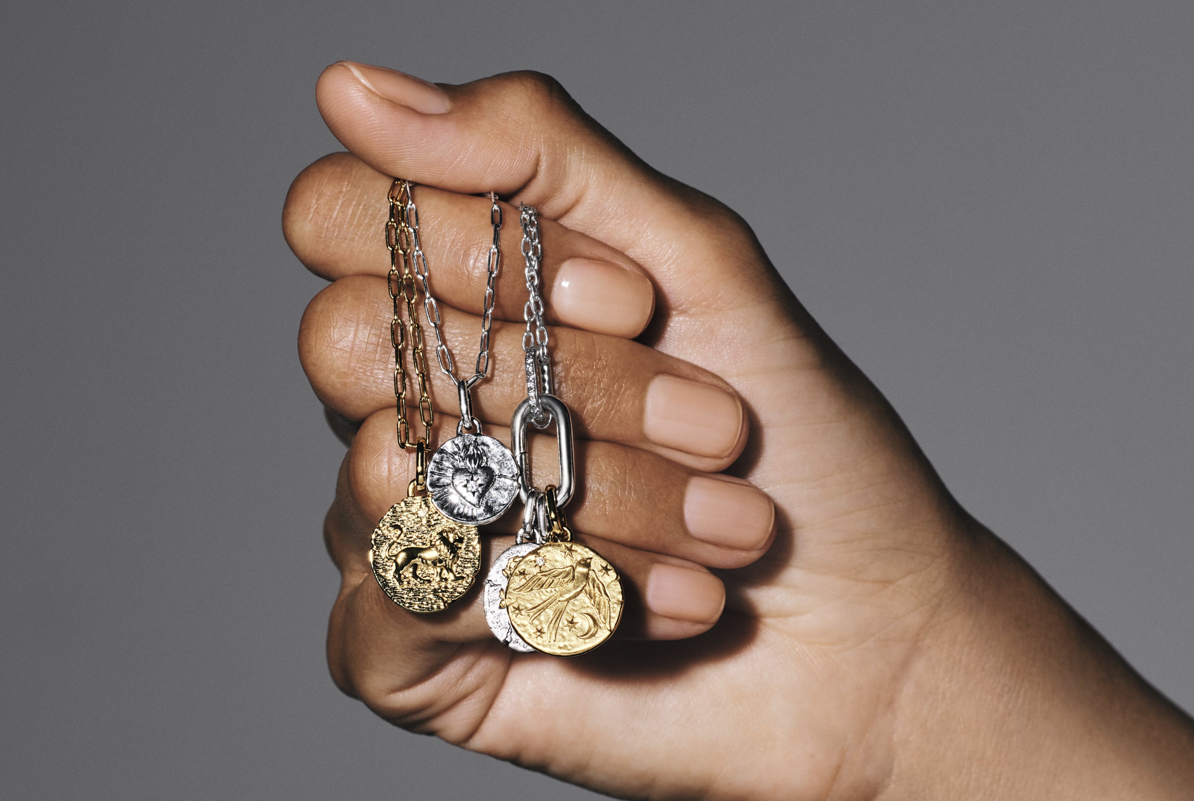 Pode usar estes medalhões ao pescoço, nos pulsos ou mesmo como brincos. Nova coleção da Pandora é versátil e instagramável