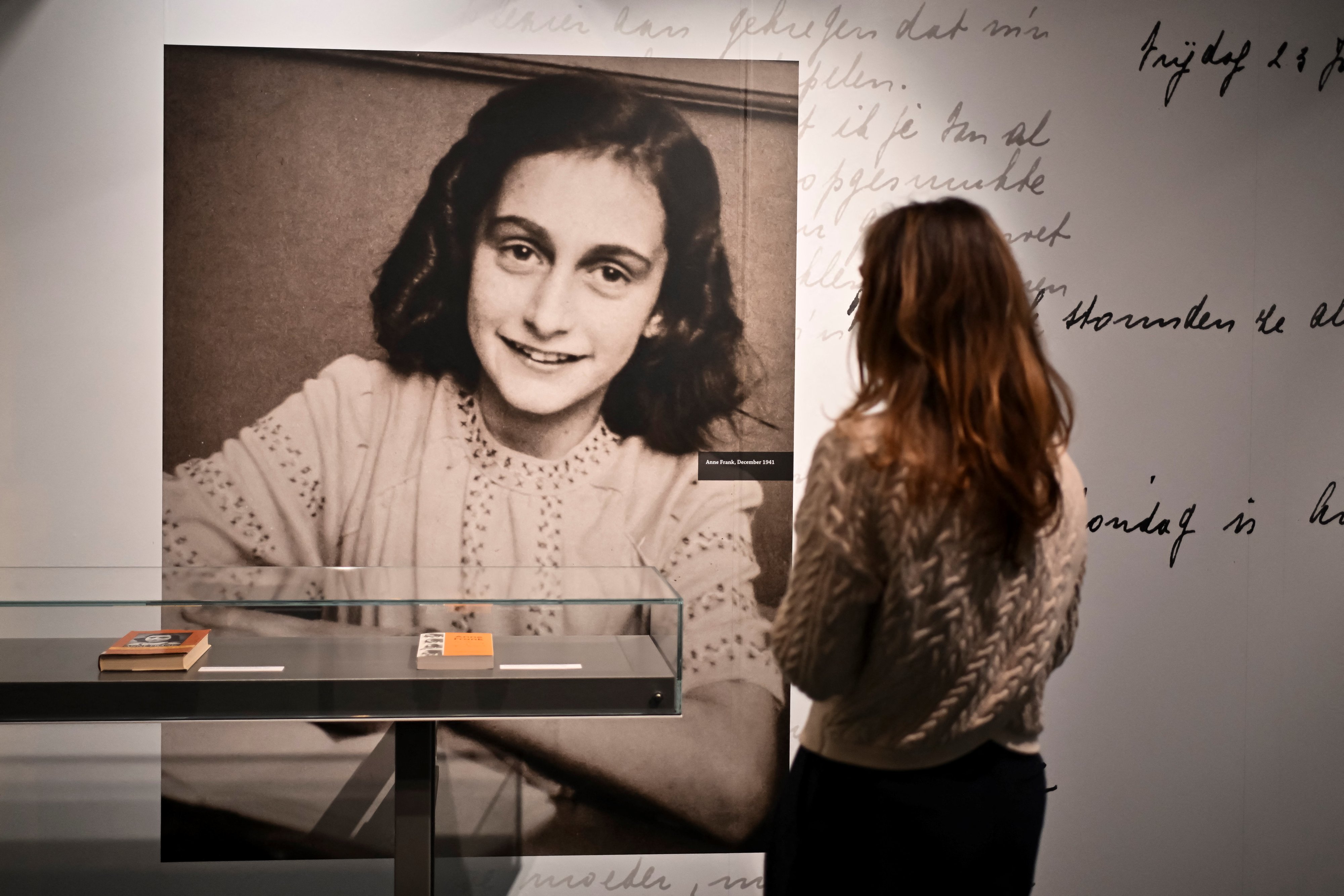 Uma viagem nas imagens da exposição que apresenta Anne Frank às novas gerações