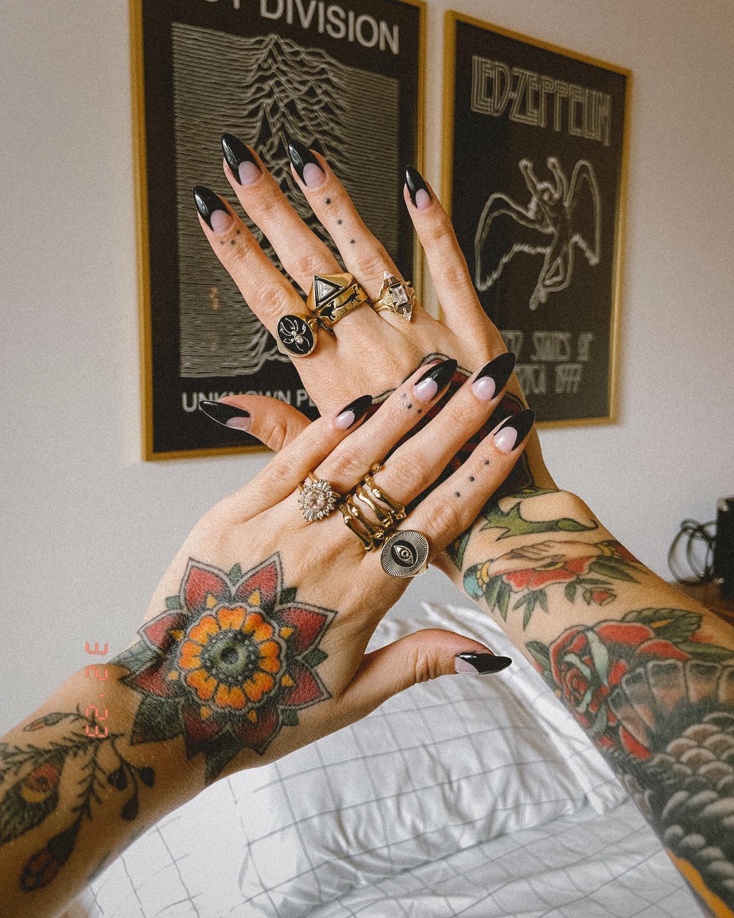 Pretende tatuar as mãos? Saiba quais os cuidados necessários para a  cicatrização e inspire-se nos famosos - Glamurama