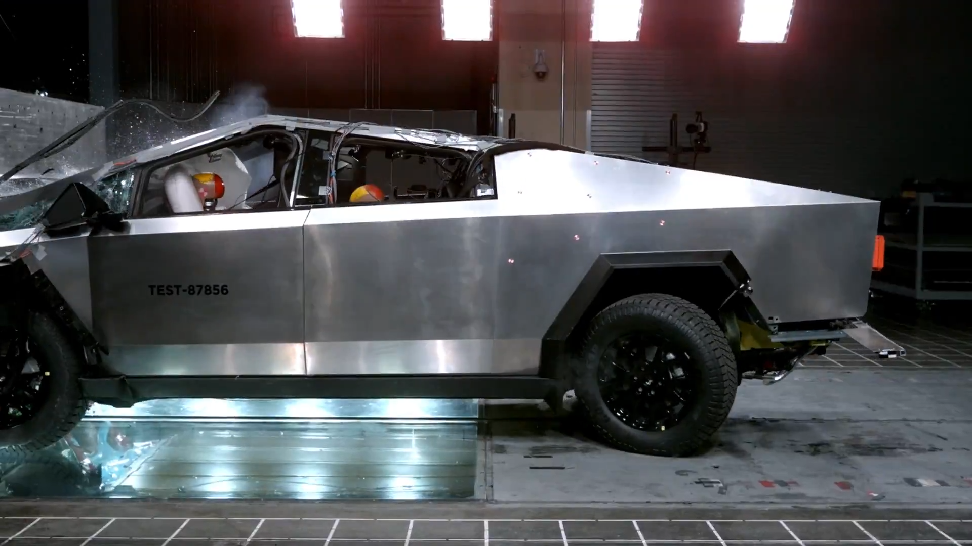 Tesla espatifa cybertruck em teste de segurança