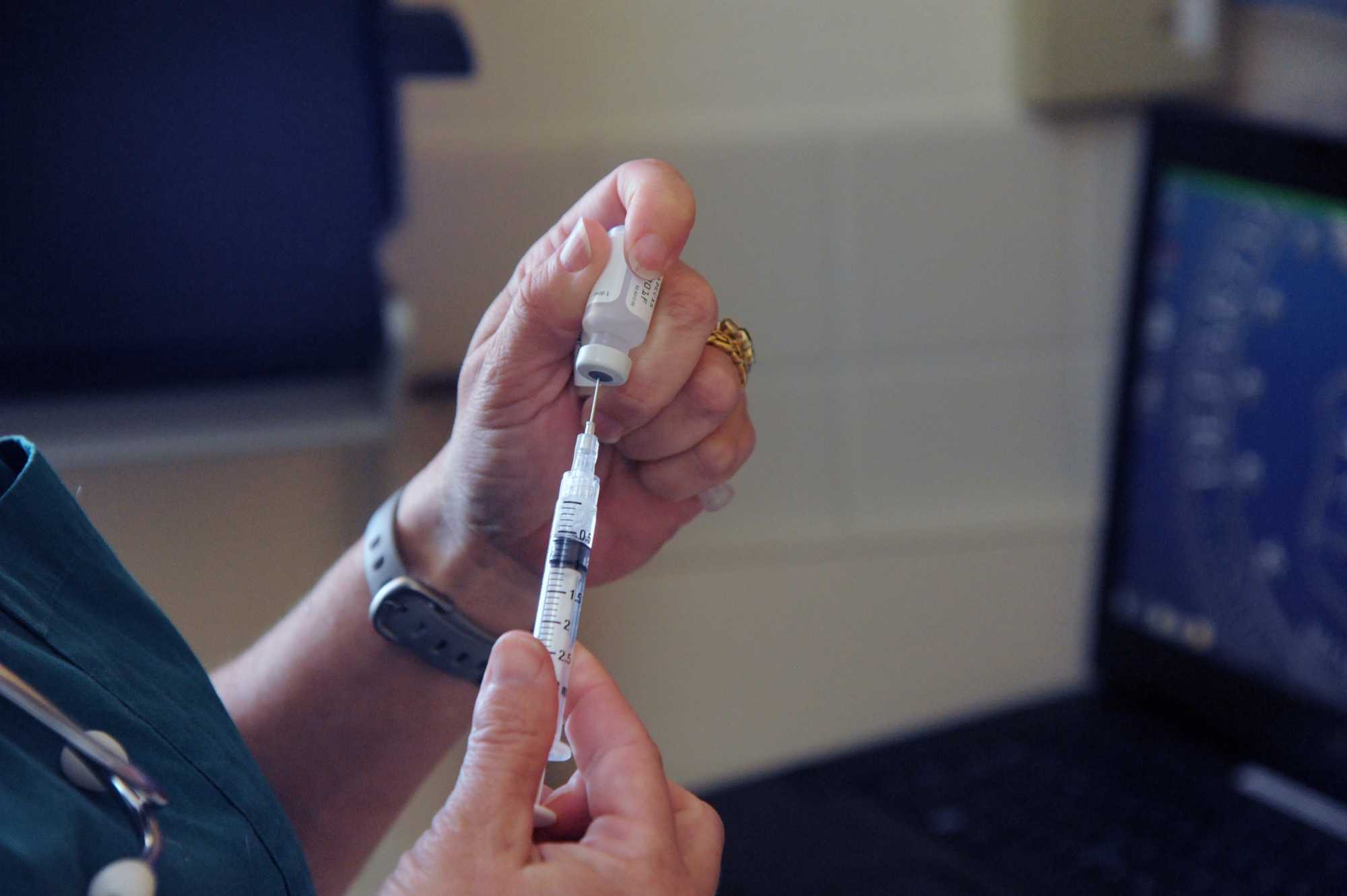 DGS obriga definição de uma lista de pessoas prioritárias em caso de sobra de vacinas