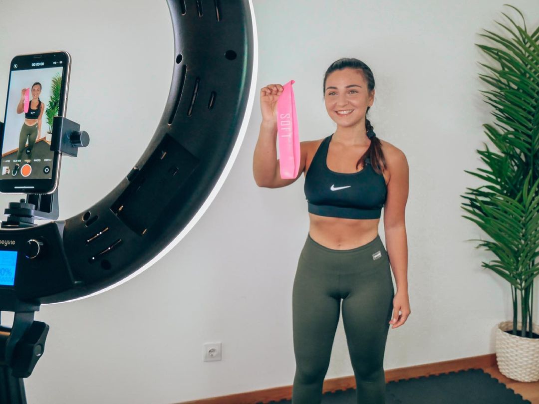 Omni. Há uma nova plataforma de treinos online pensada exclusivamente para mulheres