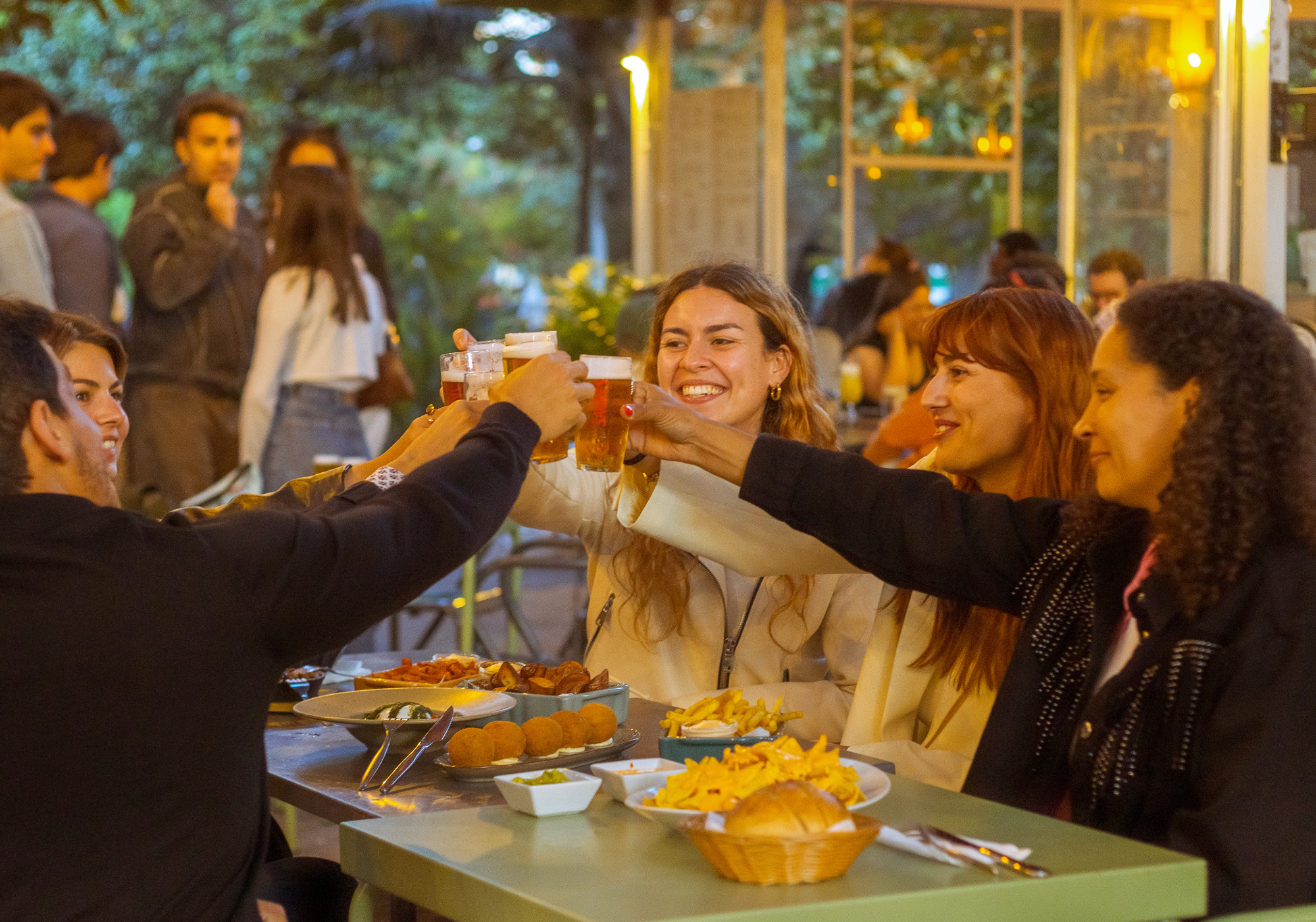 Esplanada icónica vai ter 50% de desconto em imperiais e petiscos esta sexta-feira. Saiba porquê