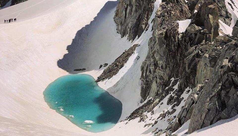 Neve derrete e forma lago nos Alpes Franceses