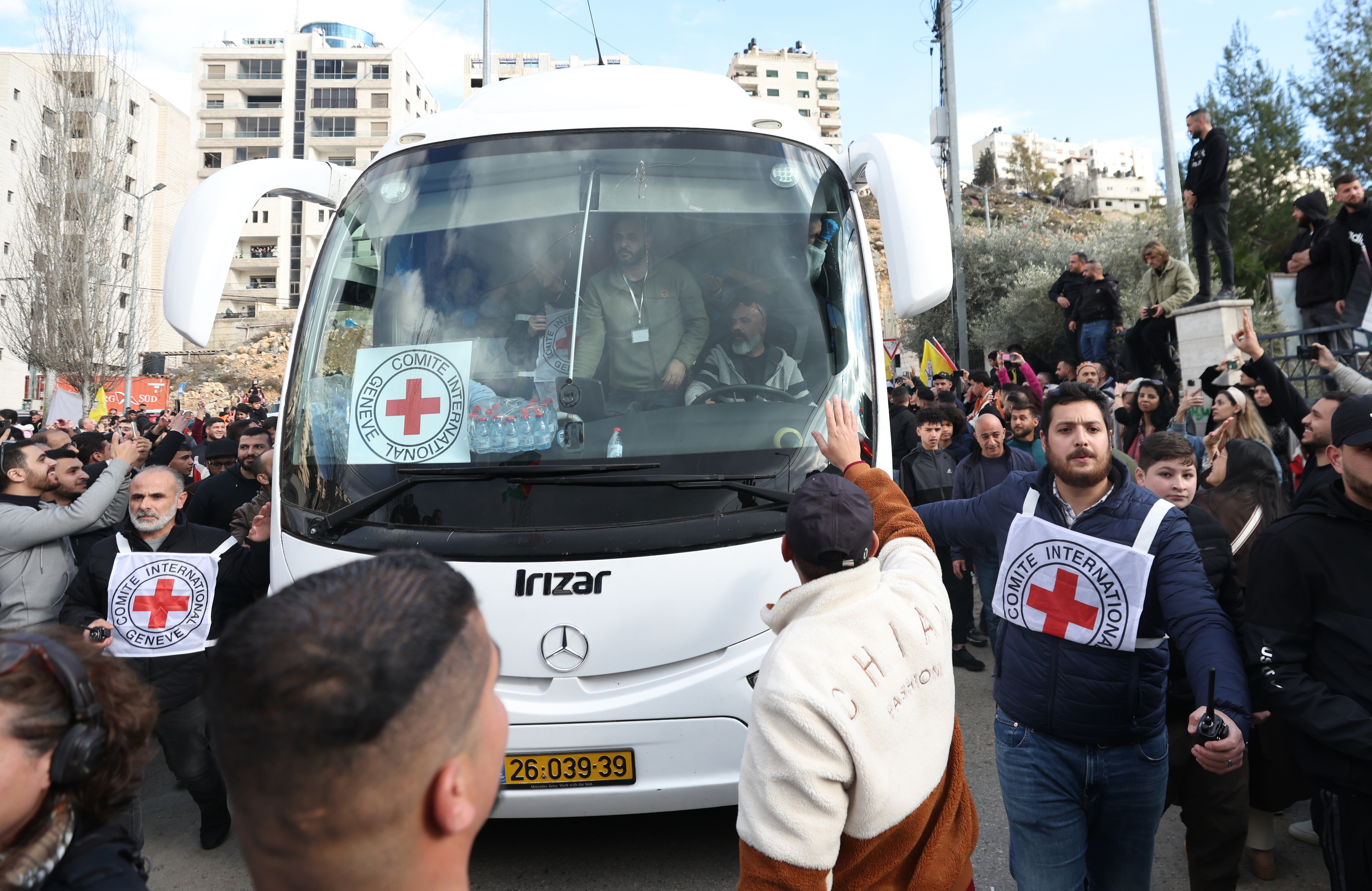 Dezenas de palestinianos libertados após saída de reféns israelitas