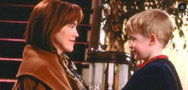 Estrela de “Sozinho em Casa” homenageada. Veja o momento em que se reúne com a “mãe” da ficção