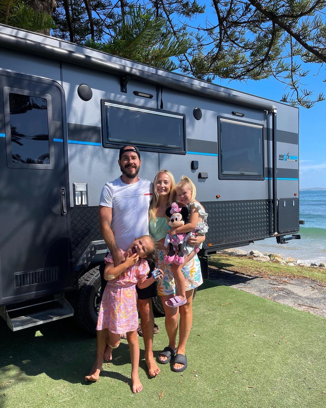 Casal tirou os filhos da escola para viajar de autocaravana. Aventura está a dar-lhes cabo do casamento