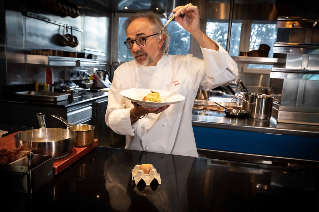 Chef com 2 estrelas Michelin condenado a quase 3 meses de prisão por servir amêijoas estragadas