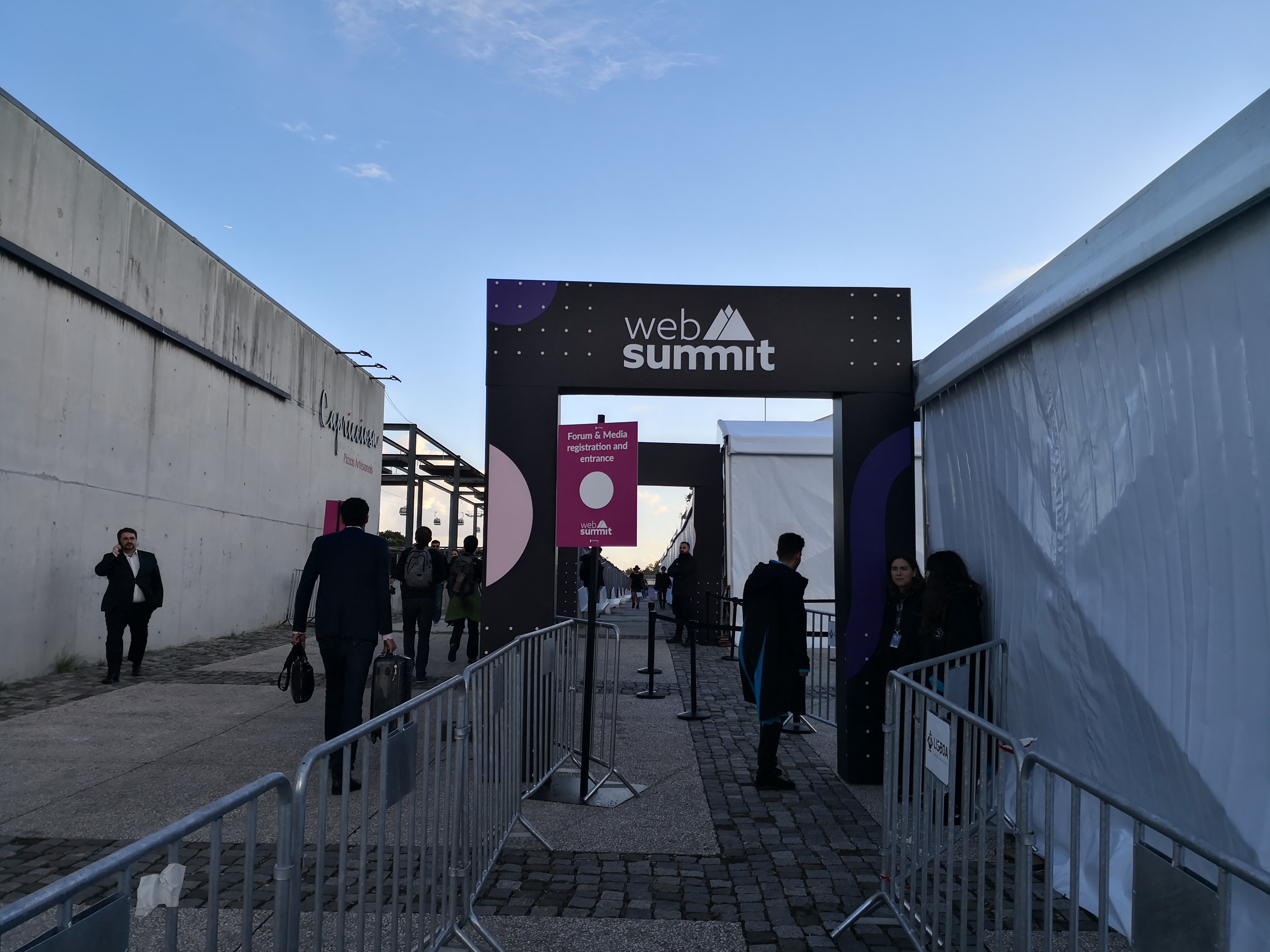 “A Mulher à Janela”. Autor do livro que deu um filme da Netflix mentiu sobre ter cancro (e não só)