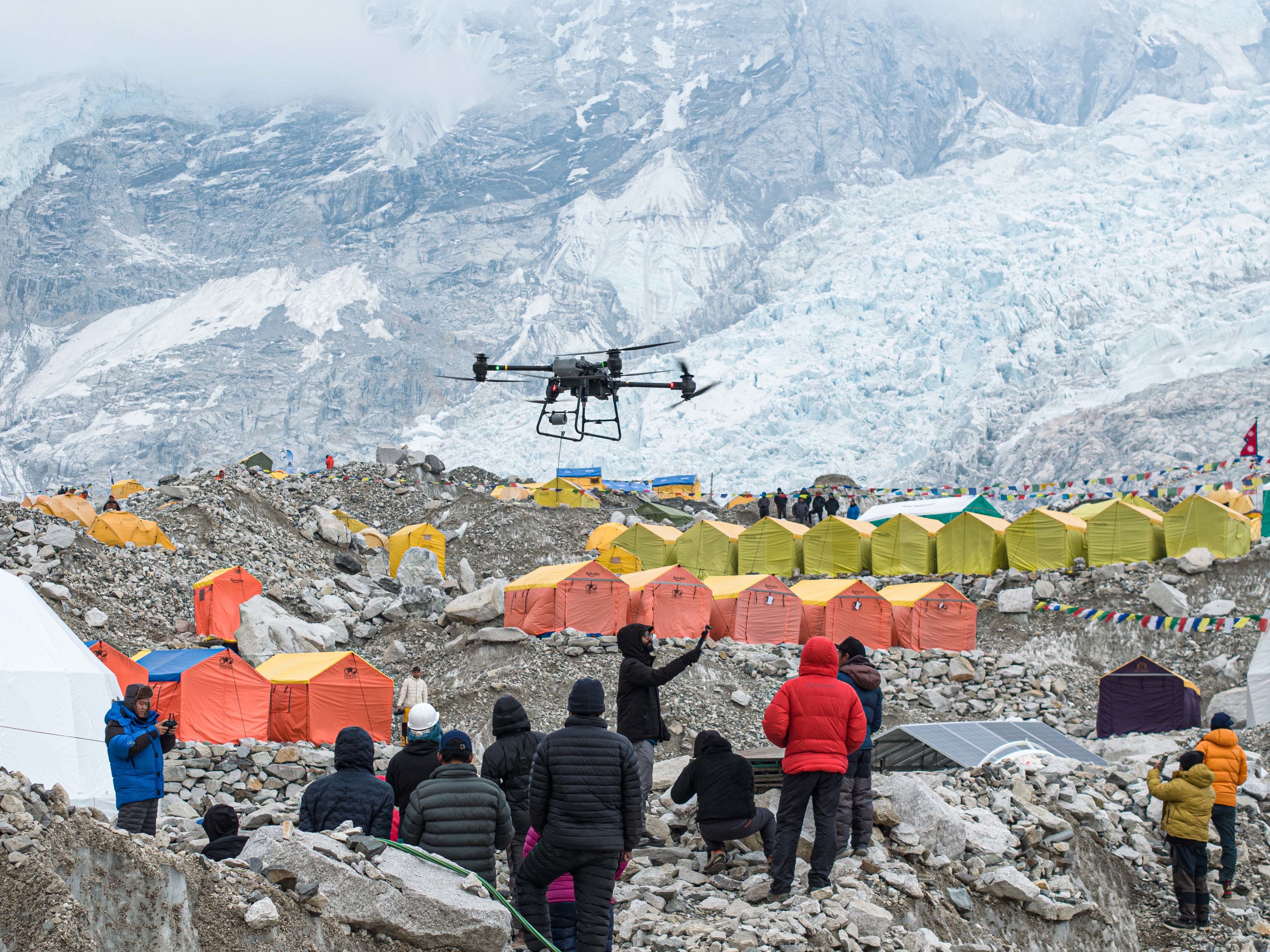 A 6 mil metros de altitude, drone da DJI testa transporte de cargas para substituir guias Sherpa no Everest