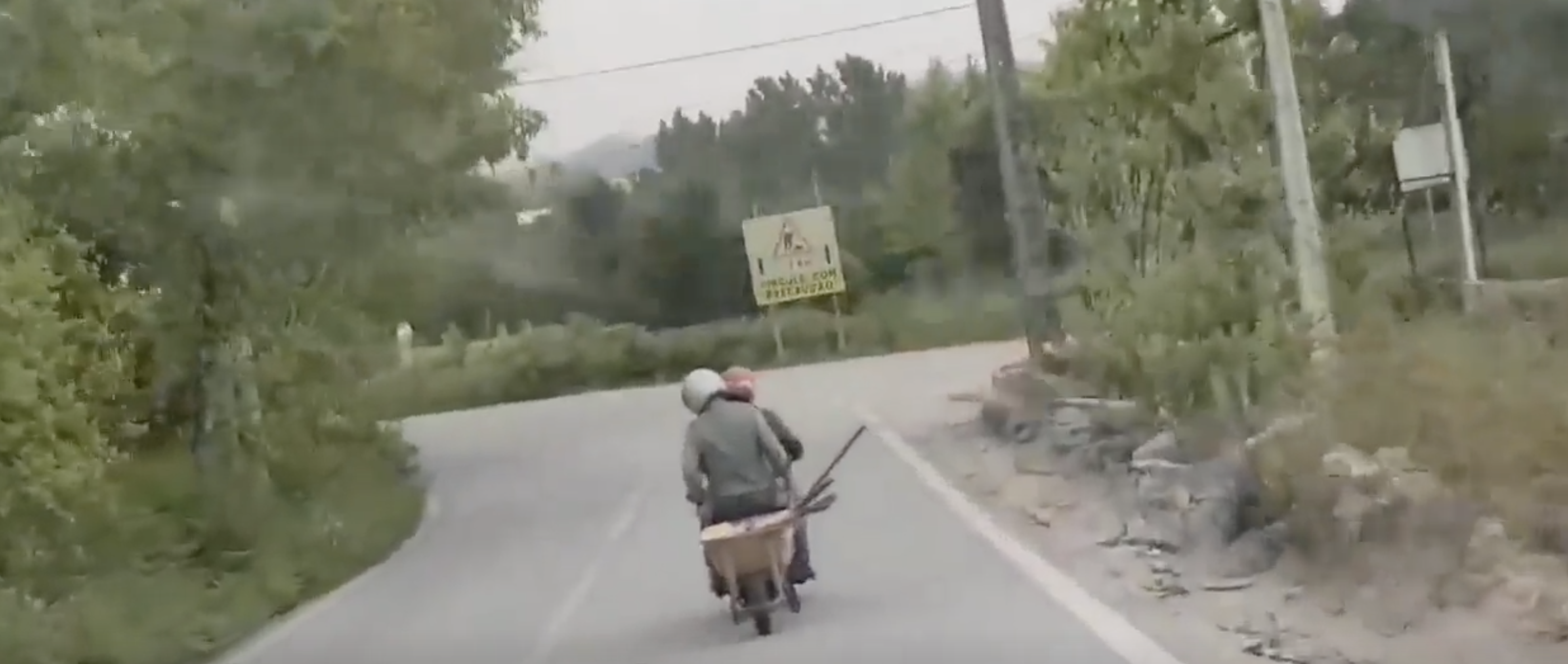 Vídeo mostra homem a conduzir mota aos ziguezagues com carrinho de mão atrelado em estrada do Minho