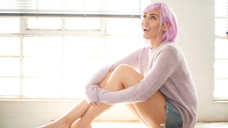 Miley Cyrus foi agarrada por um fã que a tentou beijar — e já reagiu nas redes sociais