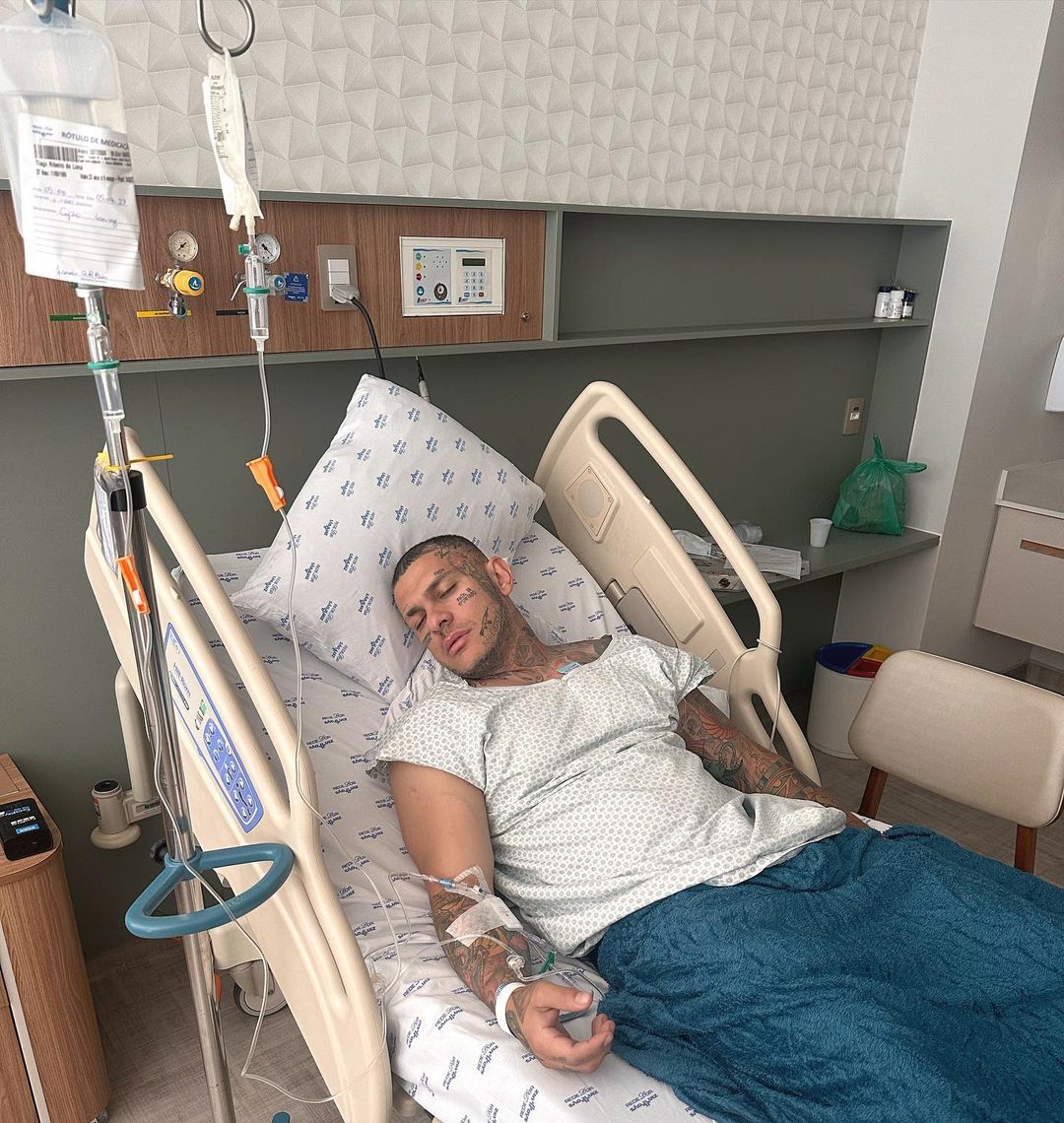 Influenciador brasileiro internado por causa de “dor suprema” na zona íntima. Foi diagnosticado com uma bactéria