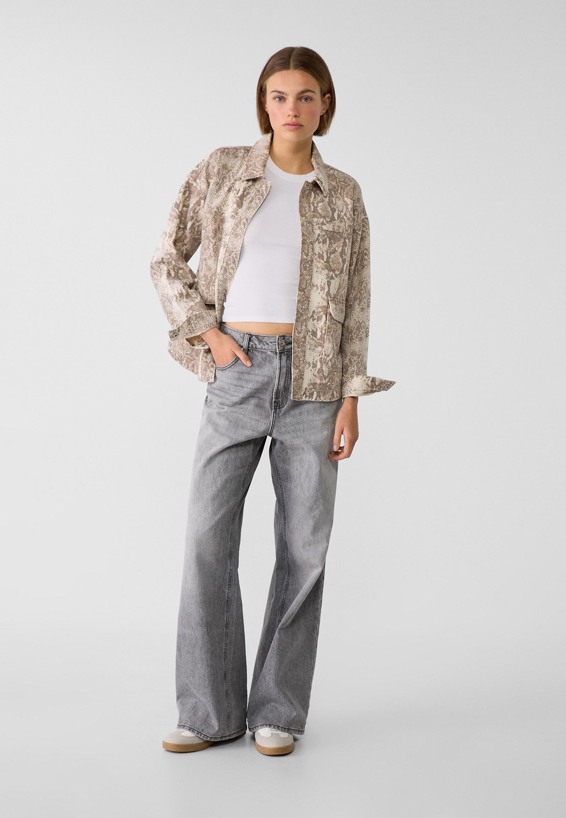 Esta camisa faz as vezes de um casaco, tem padrão tendência e está a metade do preço